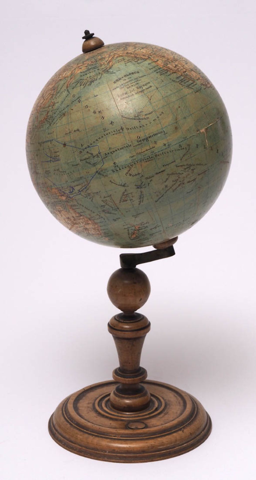 Globus, L.J. Heymann, Berlin 1889-91 Auf rundem, gedrechseltem Sockel mit eingelassenem Kompass