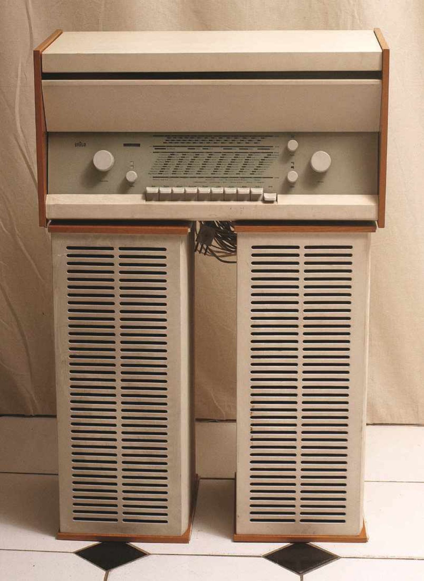 Kompaktstereoanlage, Braun Atelier 1, 1957 Entwurf des Radios Dieter Rams, Entwurf des