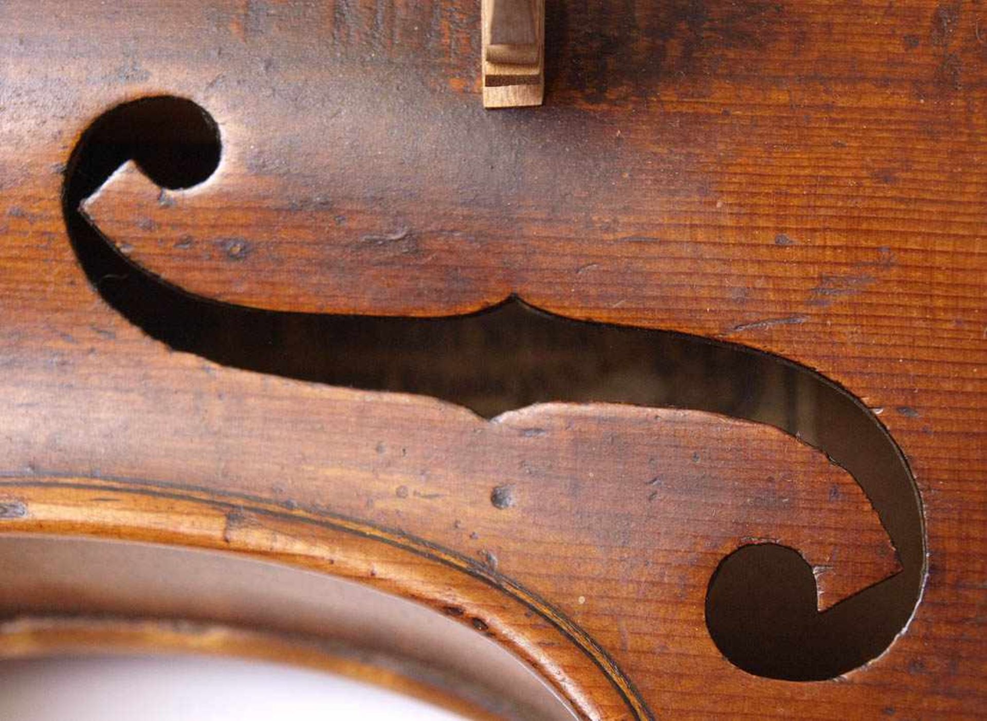 Geige, Böhmen, 19.Jhdt. Mit Bogen, im originalen Kasten. Guter Zustand. Das Wertgutachten eines - Bild 5 aus 8