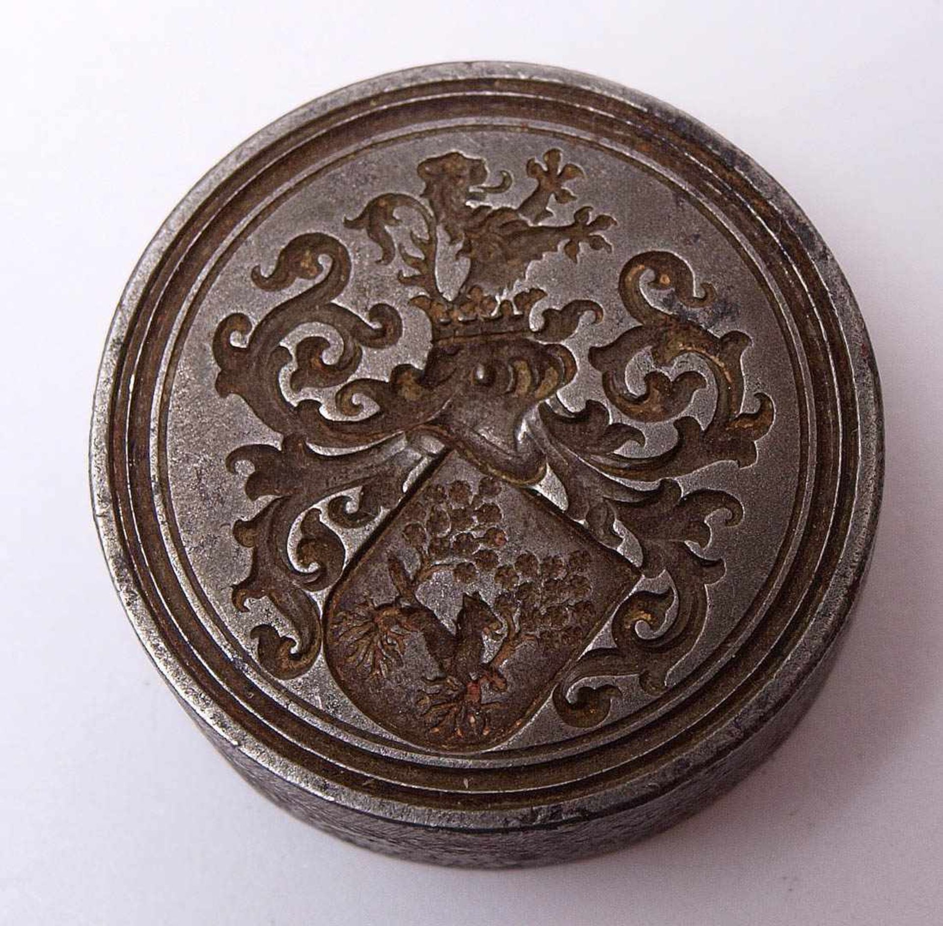 Prägestempel, 19.Jhdt. Wappen mit Helmzier, Krone und geschwänztem Löwen. Eisen. Durchm.2,8cm.