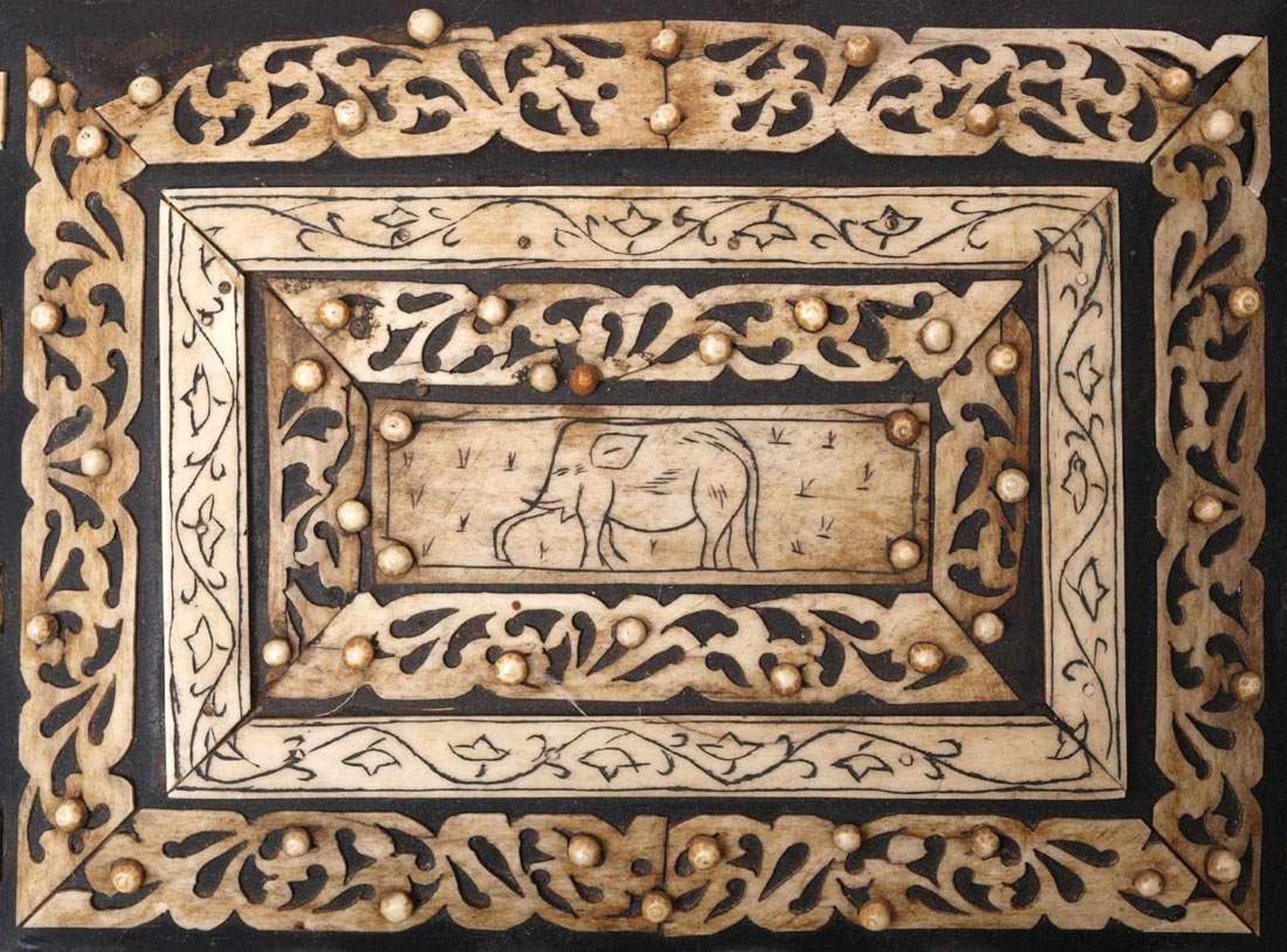 Kassette, Afrika Rechteckige Form mit profiliertem Scharnierdeckel. Geschwärztes Holz mit reichen - Bild 3 aus 4