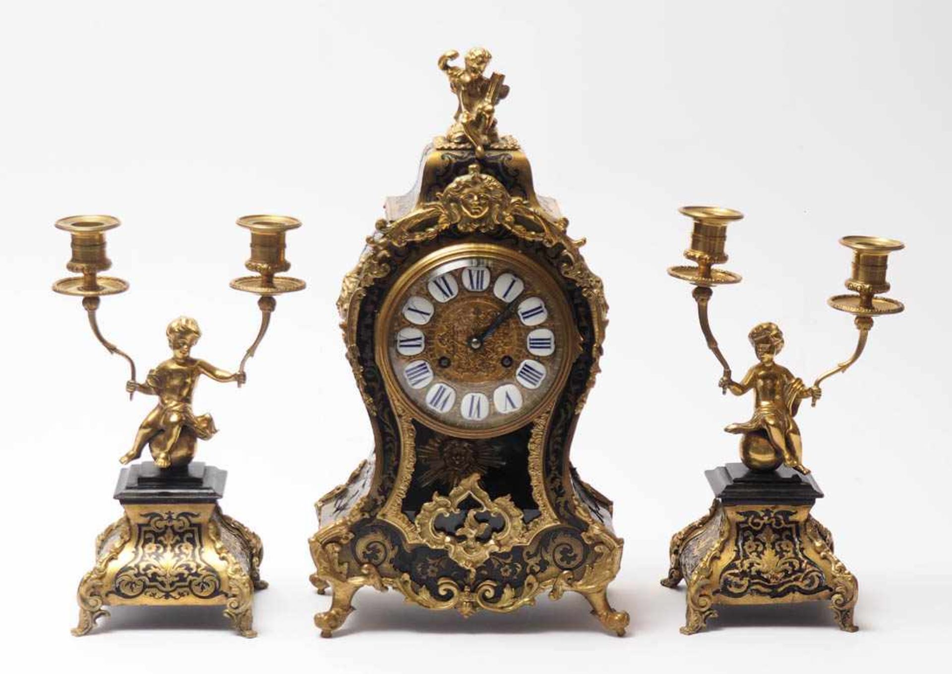 Boulle-Uhr, 19.Jhdt. Reich dekoriertes Gehäuse mit Bronzebesätzen und verglastem Pendelfach.