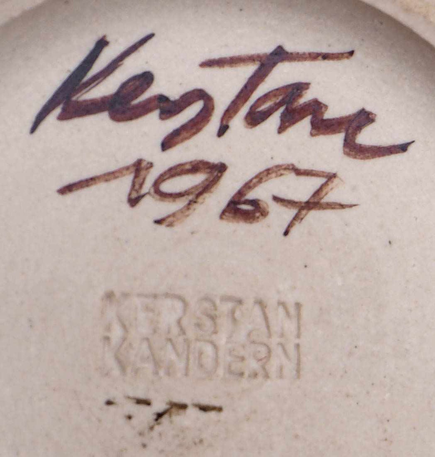 Kerstan, Horst, 1941 - 2005 Frühe Künstlervase. Kugeliger Korpus, weiße Eisglasur mit rotem Bogen - Bild 2 aus 2
