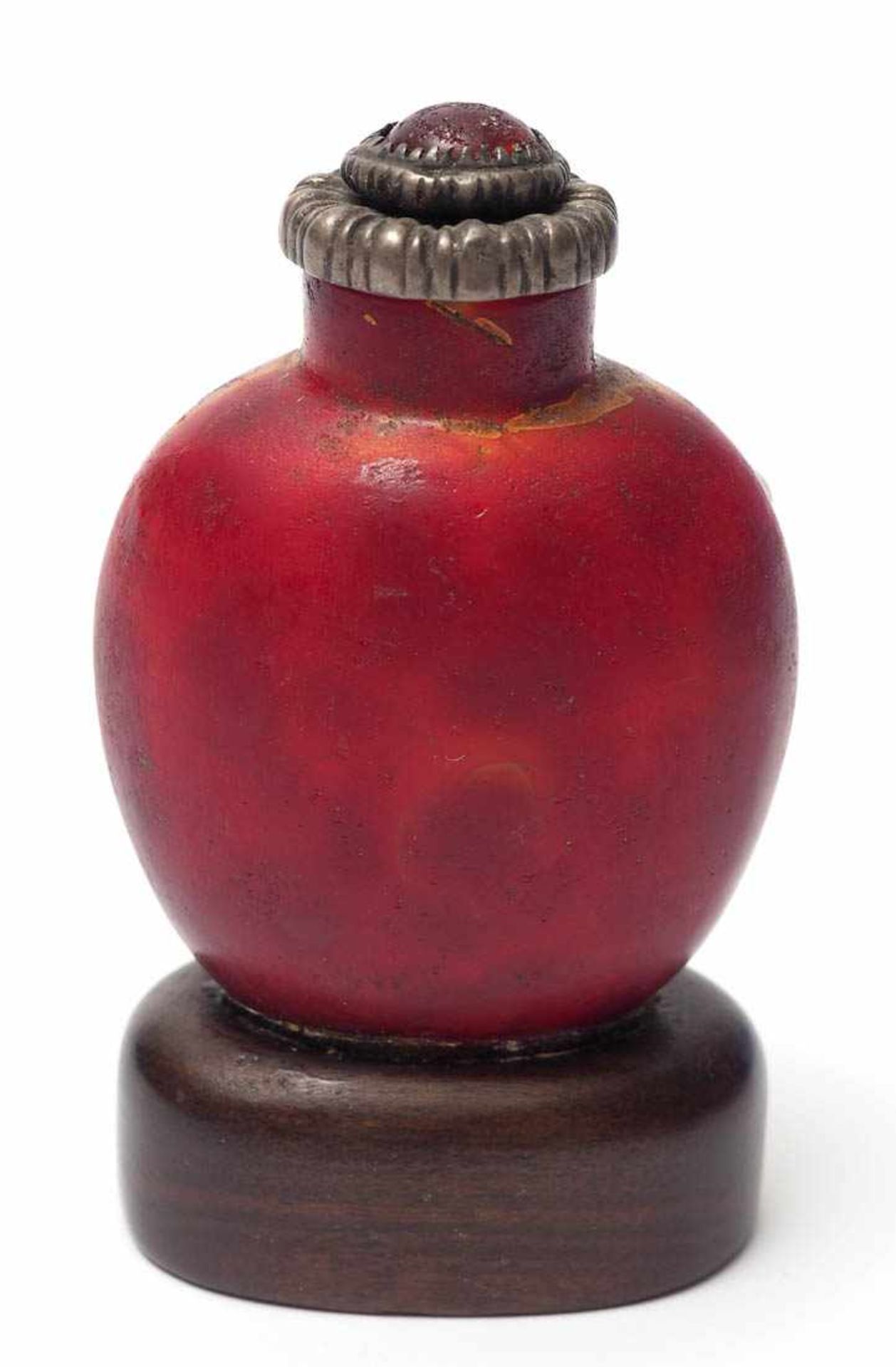 Snuffbottle, China Ovaler Korpus. Überfangglas, Stopfen aus Silber (?) mit Glasstein. H.6cm. Auf