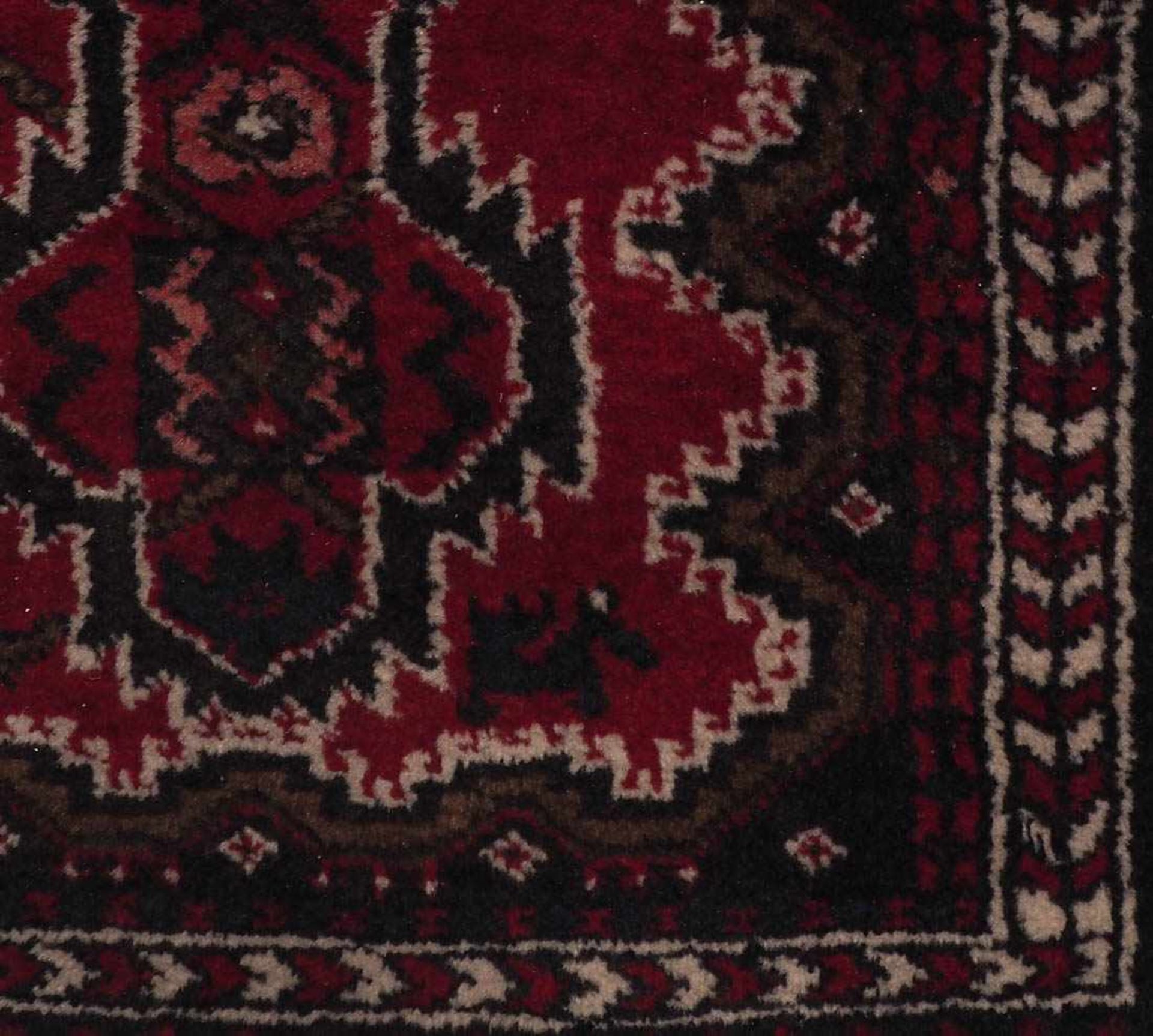 Afghan-Galerie Rotgrundiges Hauptfeld mit zahlreichen Hakenrauten und acht Blütenarrengements. - Bild 2 aus 2