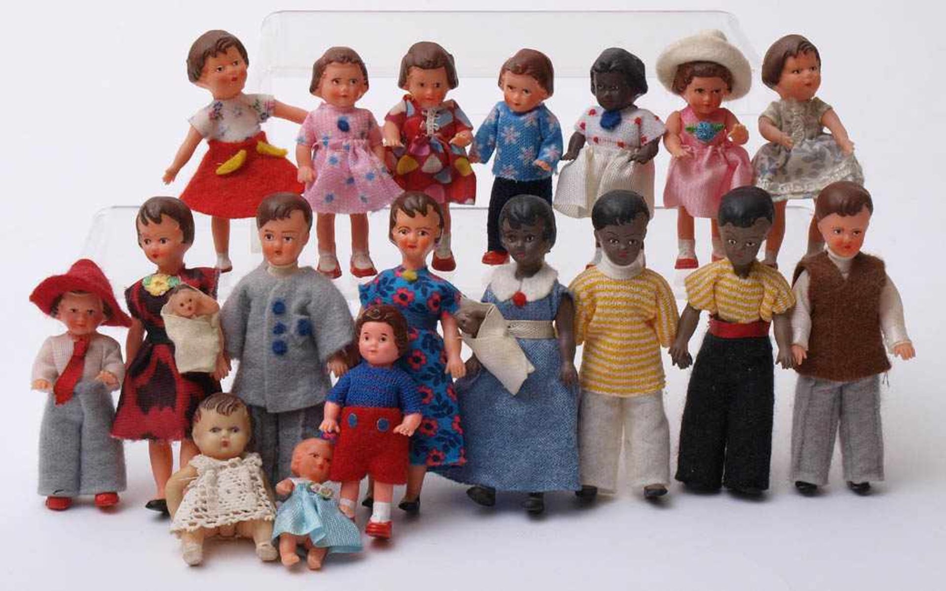 18 Puppenstubenpuppen, 30er Jahre Originale Kleidung. Gummikörper; Gesichter, Schuhe und Strümpfe