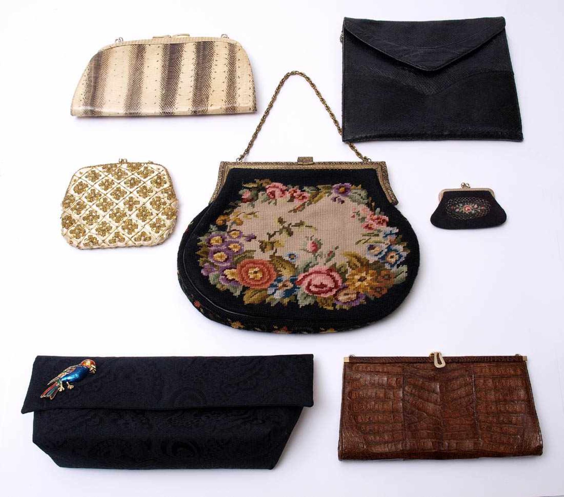 Sechs div. Damenhandtaschen Unterschiedliche Materialien und Herstellungszeiten.