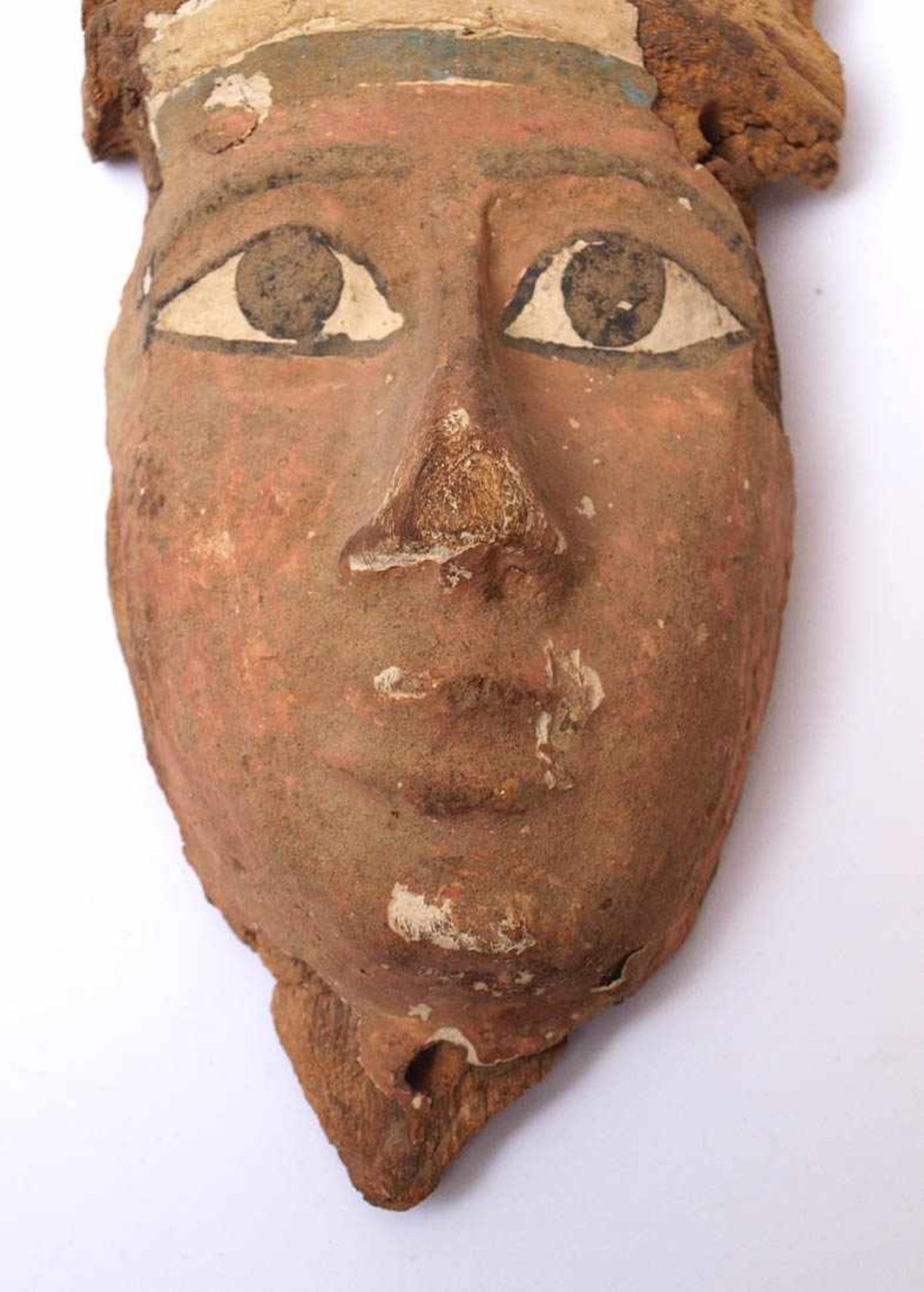 Sarkophagmaske, Ägypten, saitisch, 26. Dynastie, 664-525 v.Chr. Holz mit Stucküberzug und Resten der - Bild 3 aus 11