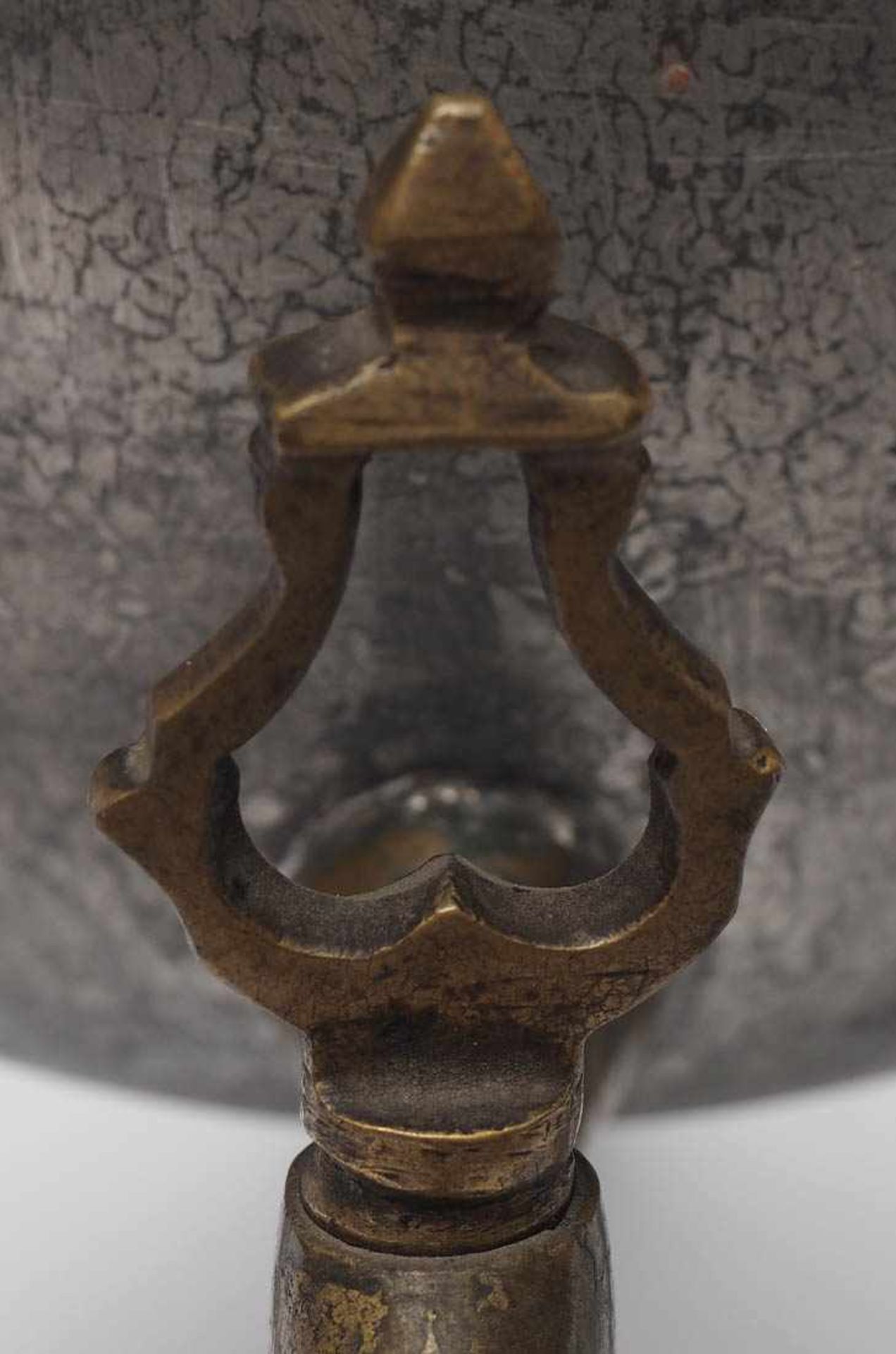 Dröppelmina, 19.Jhdt. Auf drei Holzfüßen geschwungene Zinnbeine, birnenförmiger Korpus mit - Bild 3 aus 3