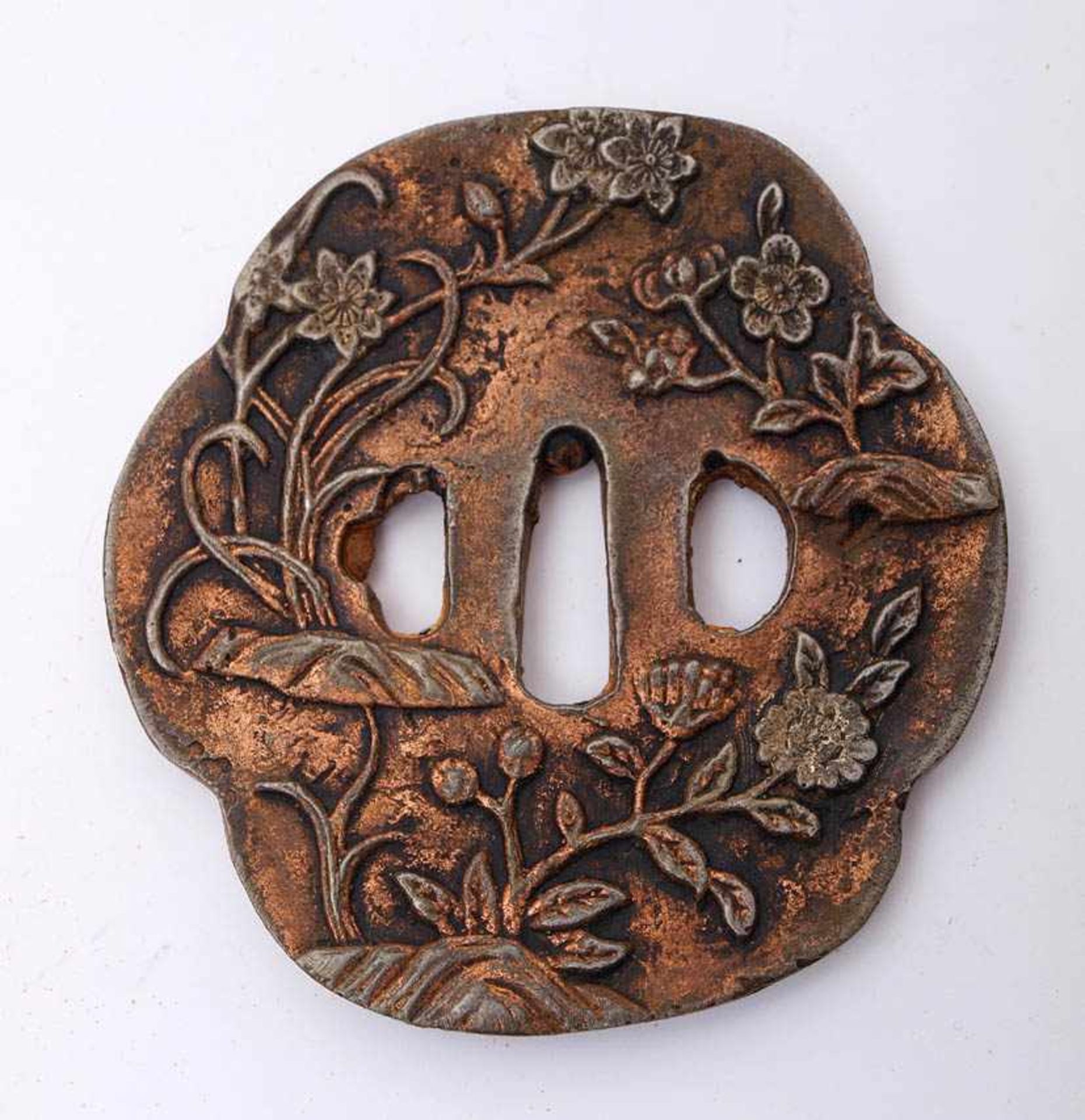 Tsuba, Mocco-Form Auf Vorder- und Rückseiten Reliefdarstellungen mit blühenden Büschen. Eisen mit
