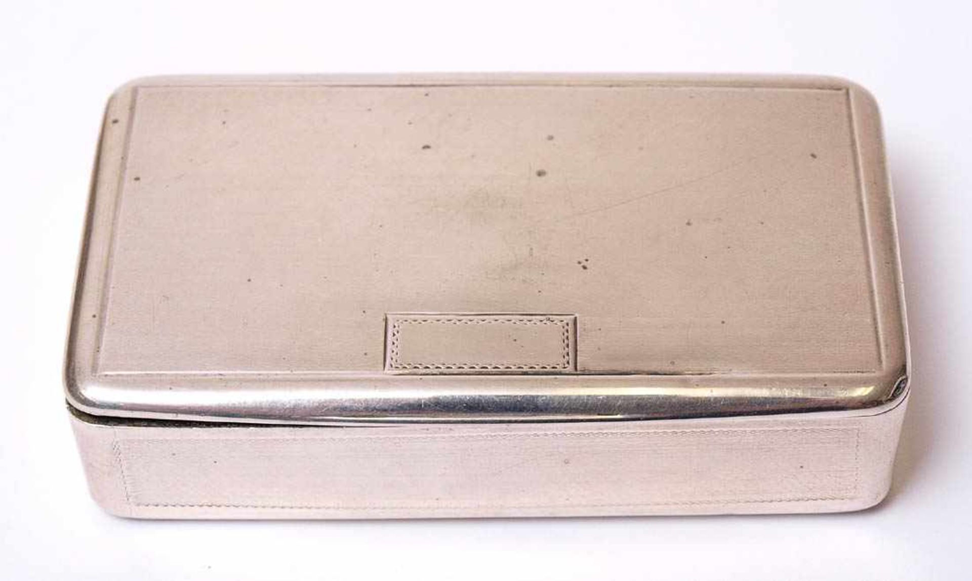 Silberne Schnupftabaksdose, Österreich, 1. Hälfte 19.Jhdt., Rechteckiger, fein guillochierter Korpus - Bild 3 aus 3