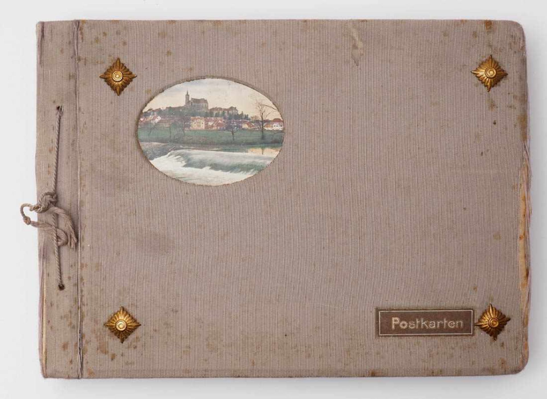 Postkartenalbum Auf der Außenseite Stoffbezug mit Beschlägen. Bestückung sekundär. 4,5x29x21,5cm.