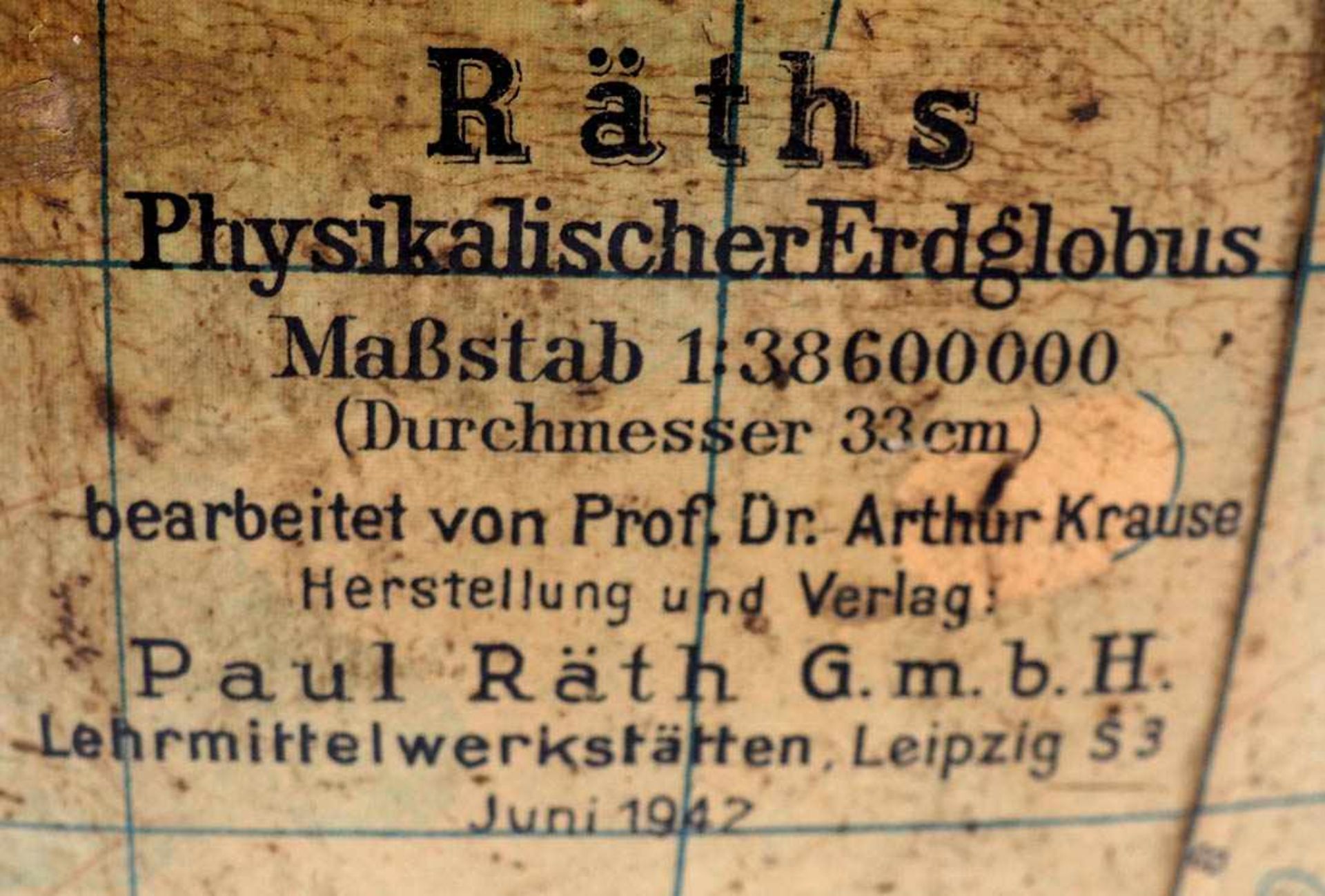 Globus, Räth, Leipzig 1942 Auf rundem Holzfuß mit Kompass zylindrischer Schaft. Papierbeklebter - Bild 4 aus 4