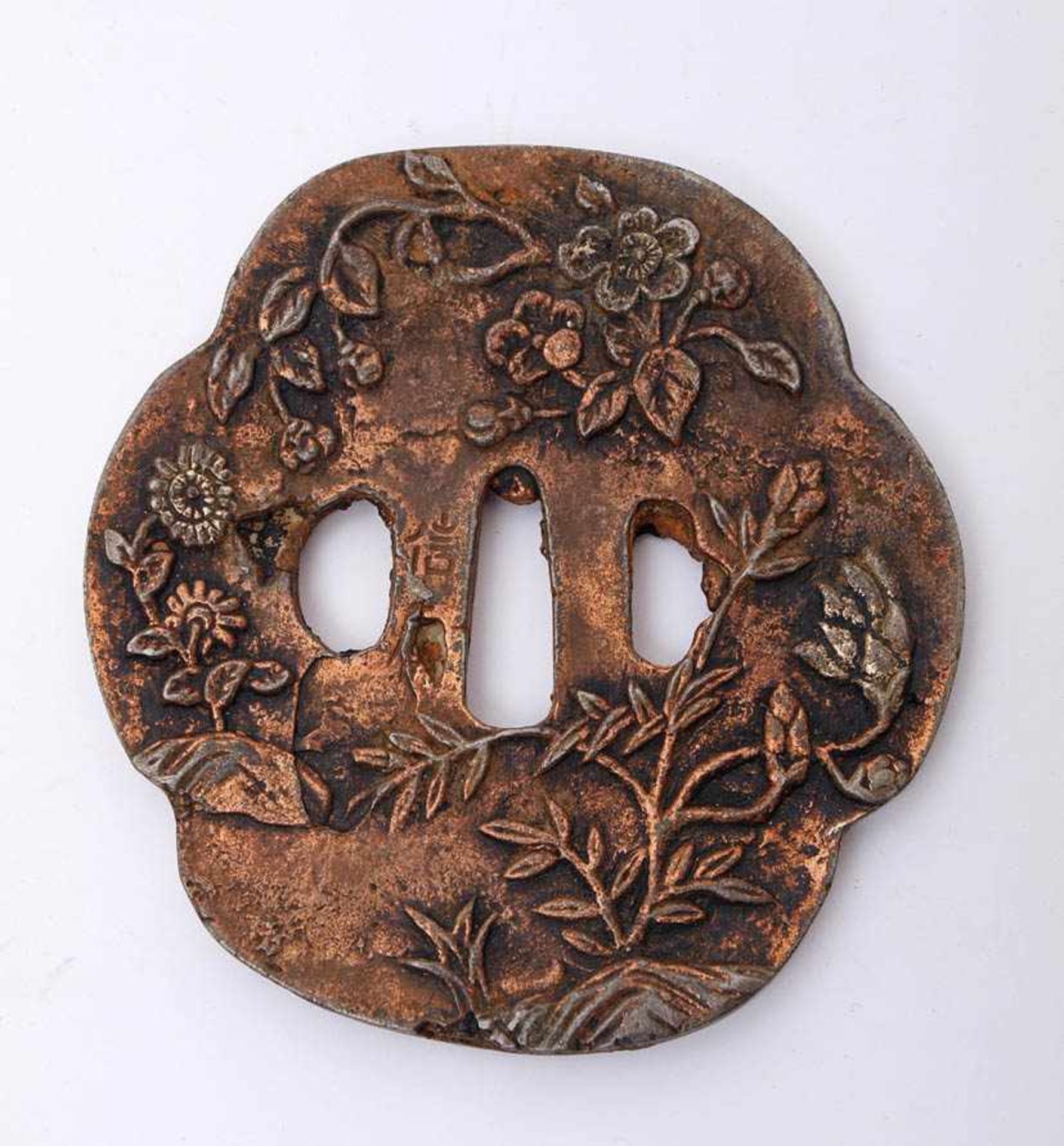 Tsuba, Mocco-Form Auf Vorder- und Rückseiten Reliefdarstellungen mit blühenden Büschen. Eisen mit - Bild 2 aus 2