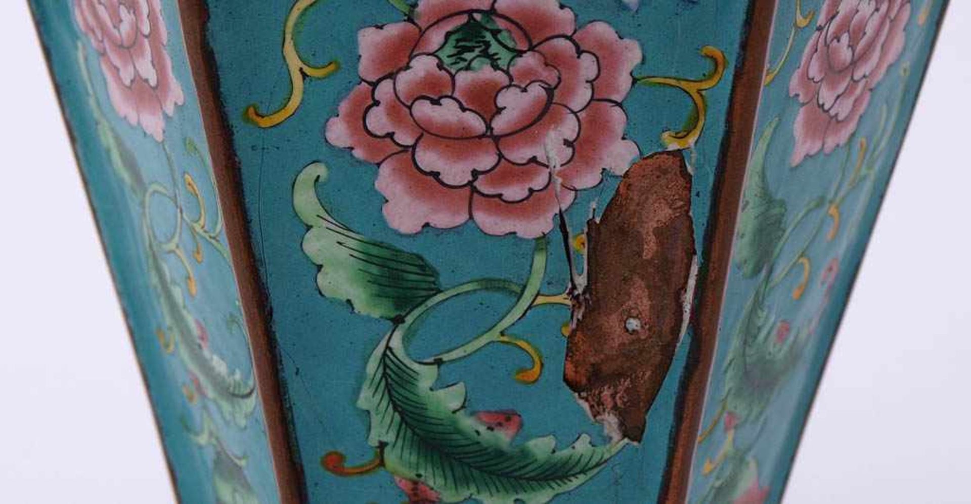 Emailvase, China Sechskantige Balusterform. Auf türkisfarbenem Fond polychrome Blütenranken. H.22cm. - Bild 2 aus 2
