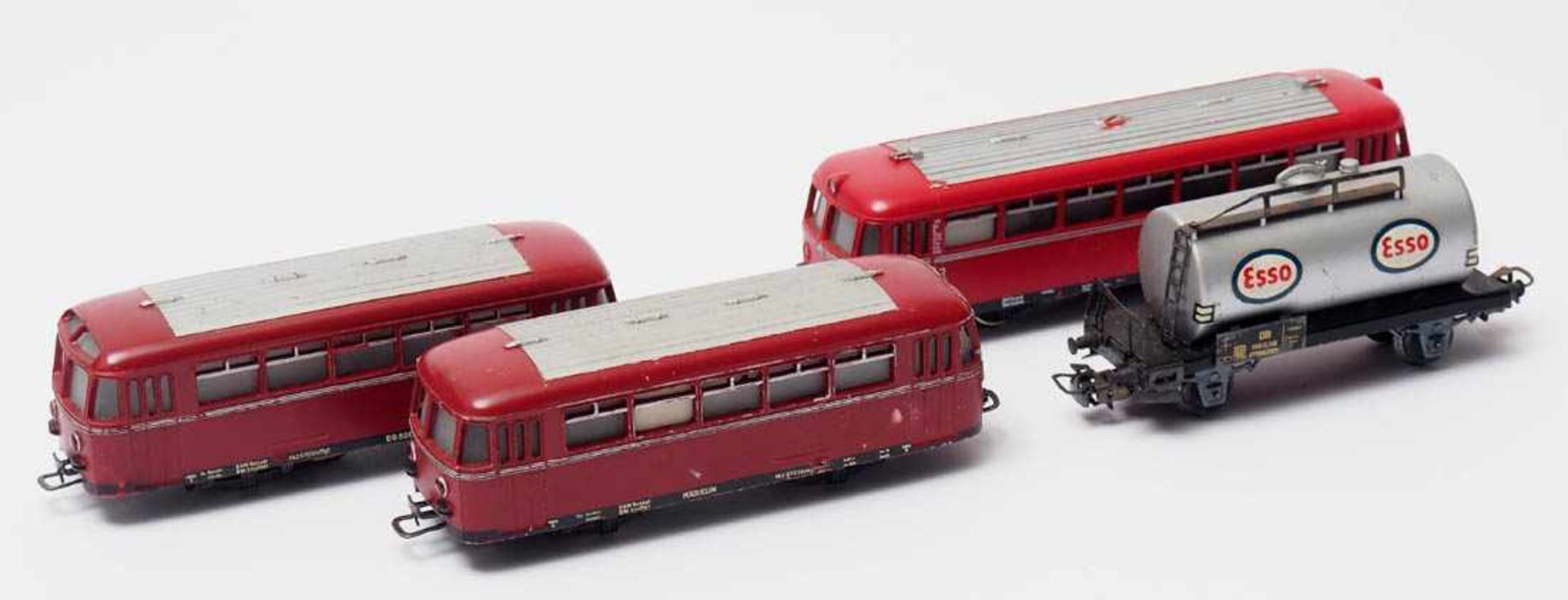 Konvolut, Märklin, Spur H0 Kesselwagen und dreiteiliger Schienenbus. Bespielt.