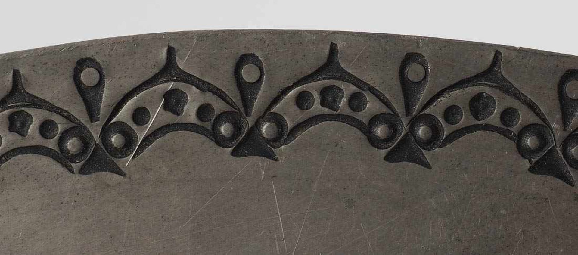 Bierkrug, England Zinn mit Hammerschlagdekor (Handarbeit), H.12,5cm. Dazu Rundtablett mit - Bild 2 aus 3