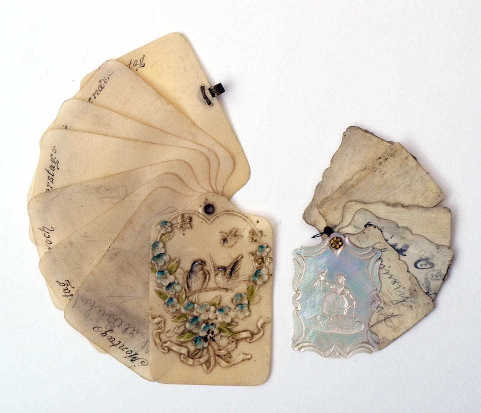 Zwei Tanzkarten, um 1900 Geprägter Kunststoff bzw. Perlmutt und Elfenbein. - Bild 2 aus 2