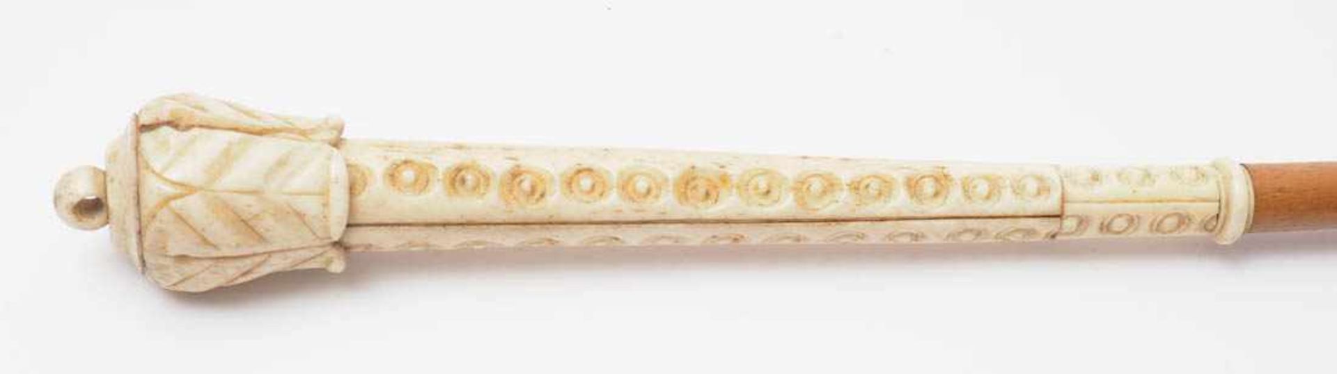 Damenschirm, 19.Jhdt. Griff aus geschnitztem Elfenbein. L.73cm. - Bild 2 aus 3