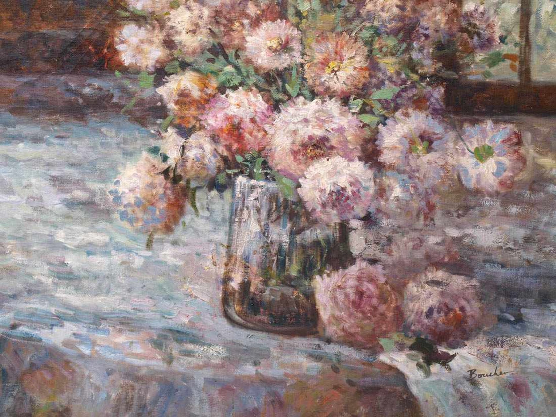 Boucher Blumenstrauß in zylindrischer Glasvase auf weißem Tischtuch, im Hintergrund drei Fenster. - Bild 2 aus 3