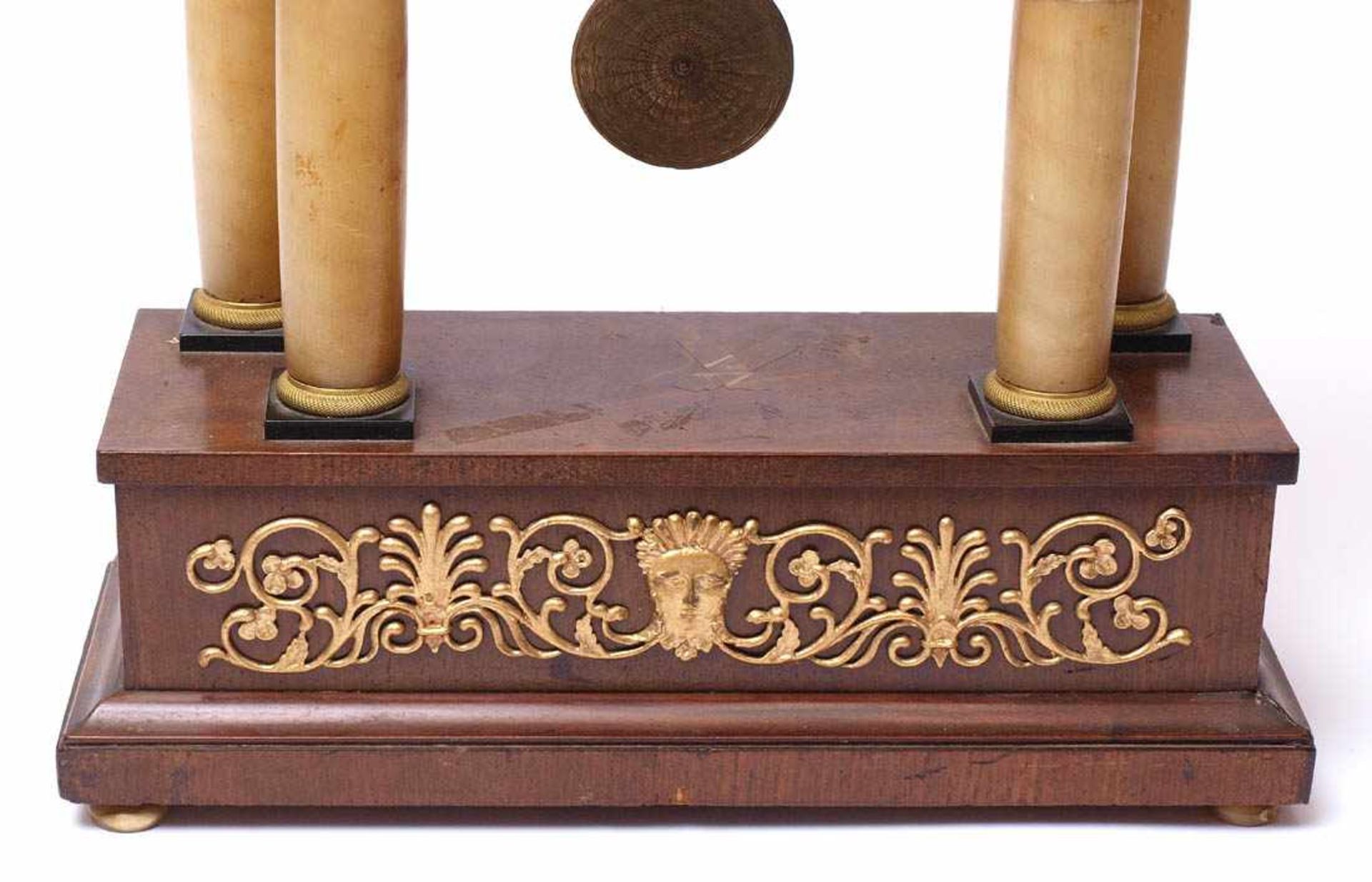 Portaluhr, süddeutsch, 1. Hälfte 19.Jhdt. Auf vier gedrückten Kugelfüßen architektonisch - Bild 5 aus 6