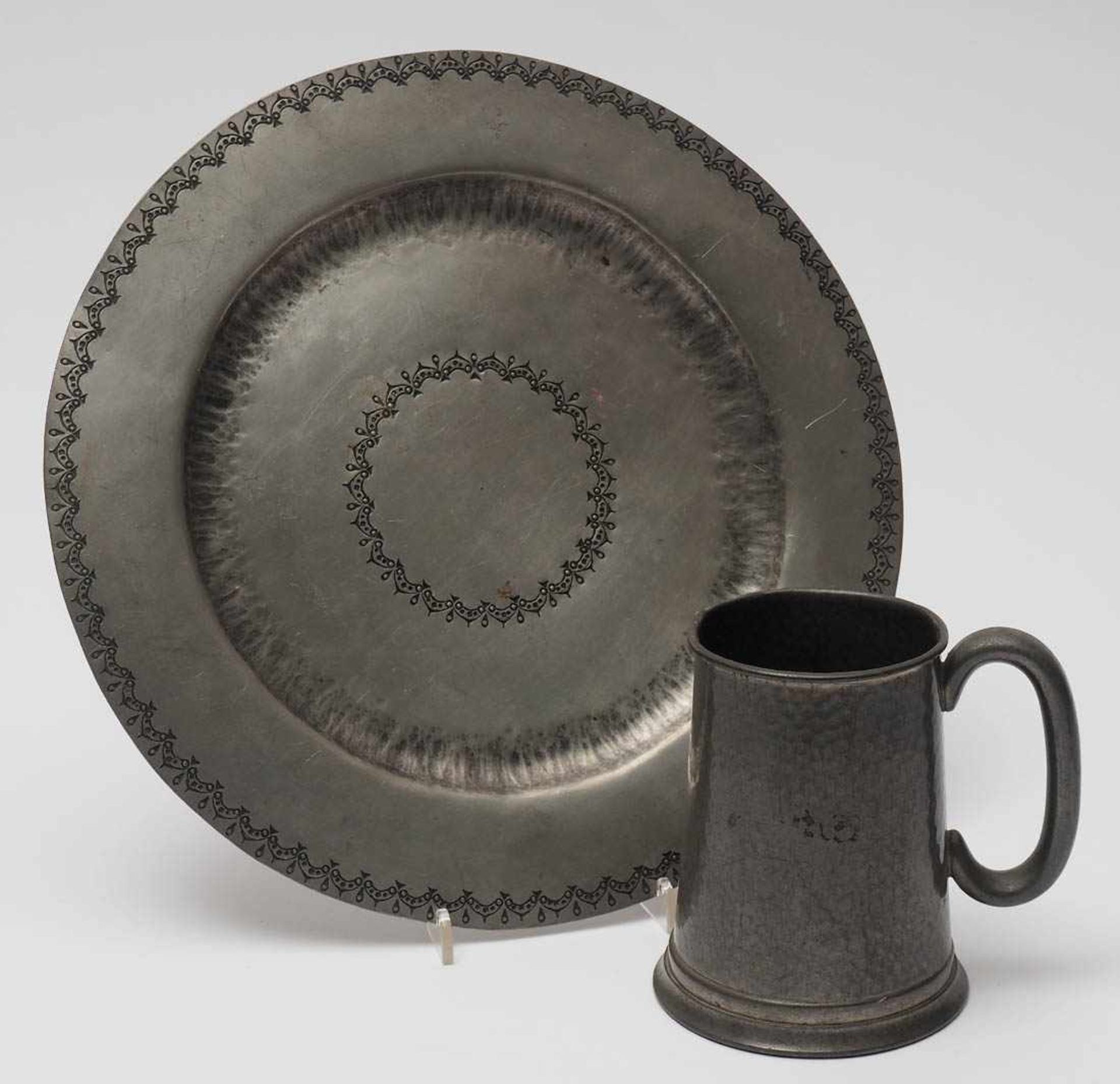 Bierkrug, England Zinn mit Hammerschlagdekor (Handarbeit), H.12,5cm. Dazu Rundtablett mit