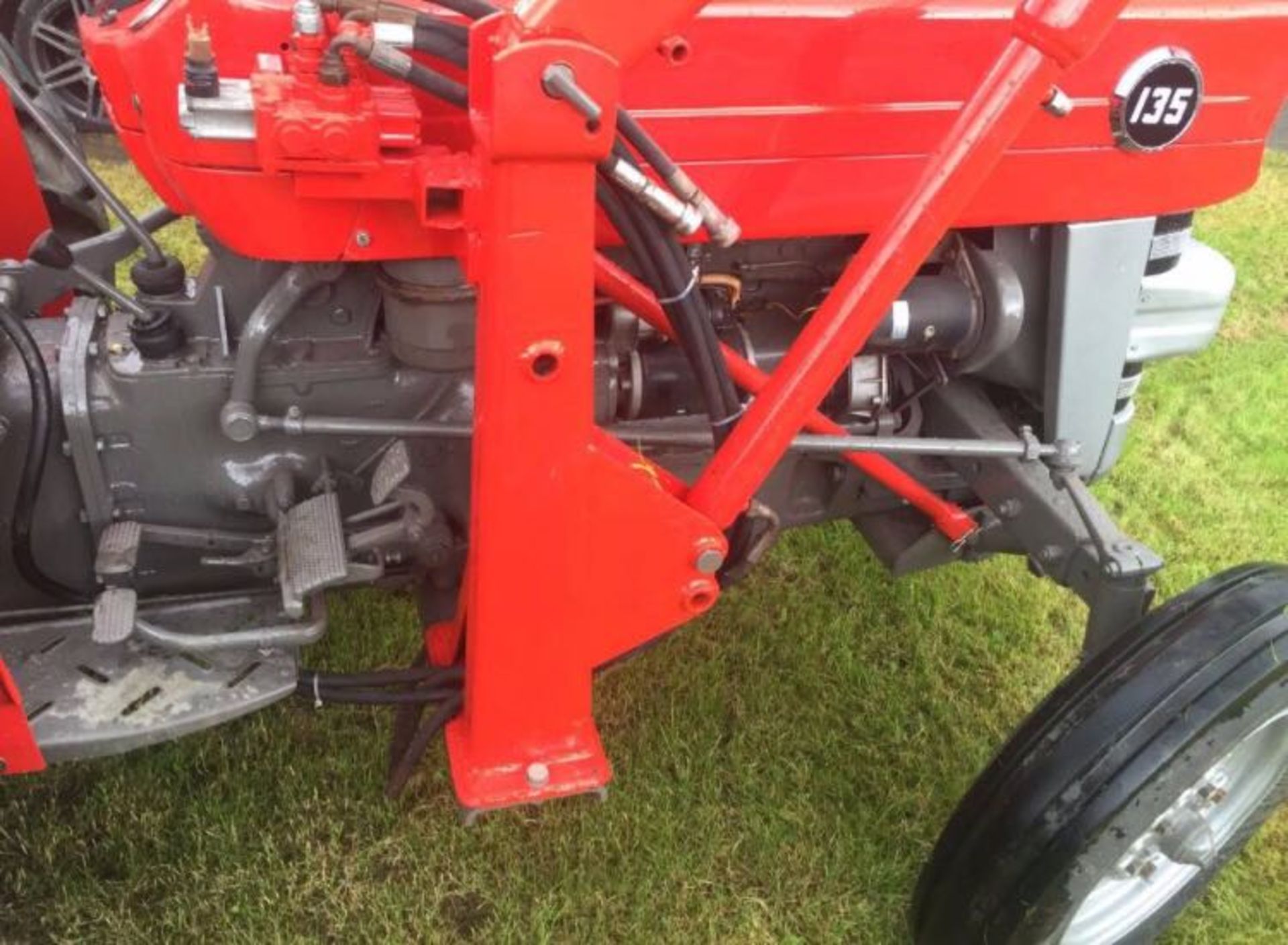 MASSEY FERGUSON 135 TRACTOR, WITH LOADER, VENDOR REPORTS THAT THIS RECENT REFURBISHMENT WON FIRST - Bild 3 aus 8