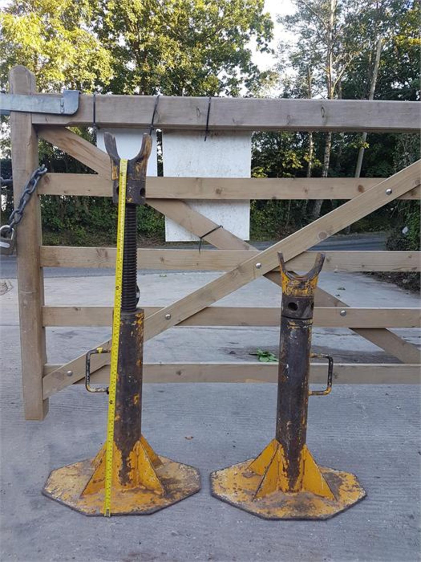 PAIR OF YELLOW ADJUSTABLE COIL DRUM JACKS/STANDS. LOCATION: GATWICK, UK - Bild 2 aus 3