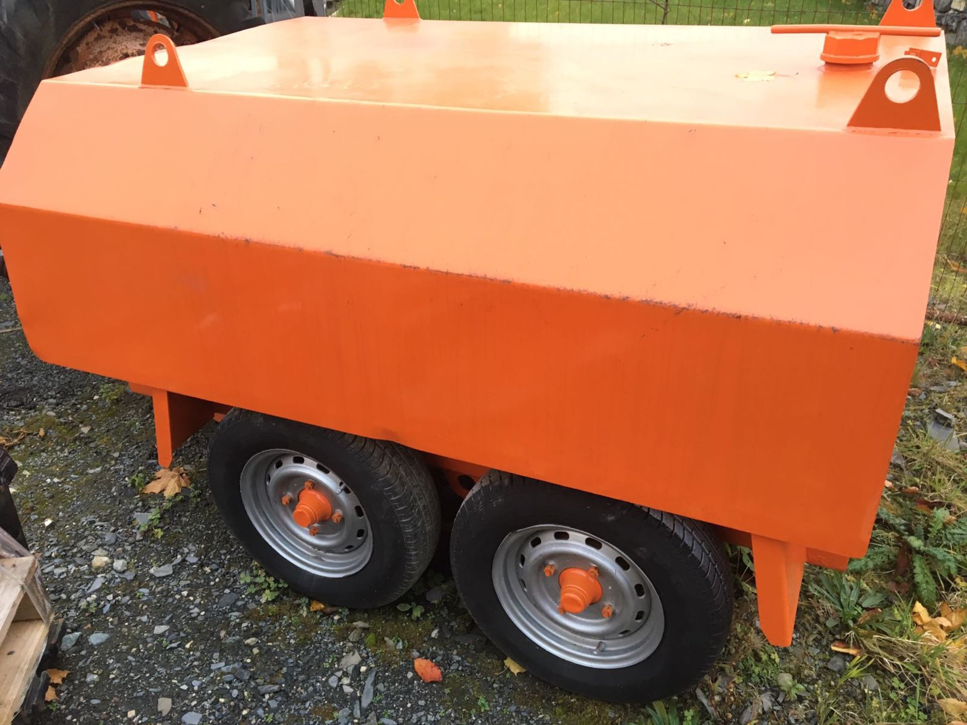 1000 LTR FUEL BOWSER, RECENTLY SANDBLASTED AND REPAINTED, COMPLETE WITH HAND PUMP. LOCATION: - Bild 4 aus 6