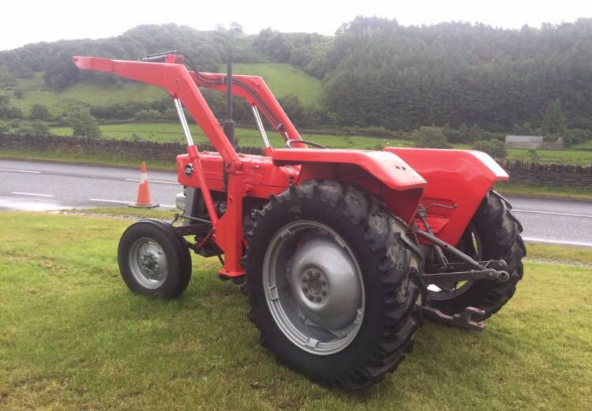 MASSEY FERGUSON 135 TRACTOR, WITH LOADER, VENDOR REPORTS THAT THIS RECENT REFURBISHMENT WON FIRST - Bild 2 aus 8