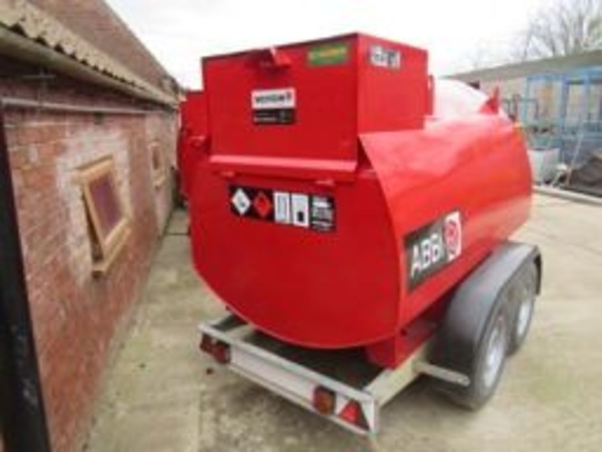 WESTERN ABBI 2000 LITRE ROAD TOW BOWSER, FULLY CLEANED INTERNALLY AND FULLY REFURBISHED. LOCATION: - Bild 2 aus 3