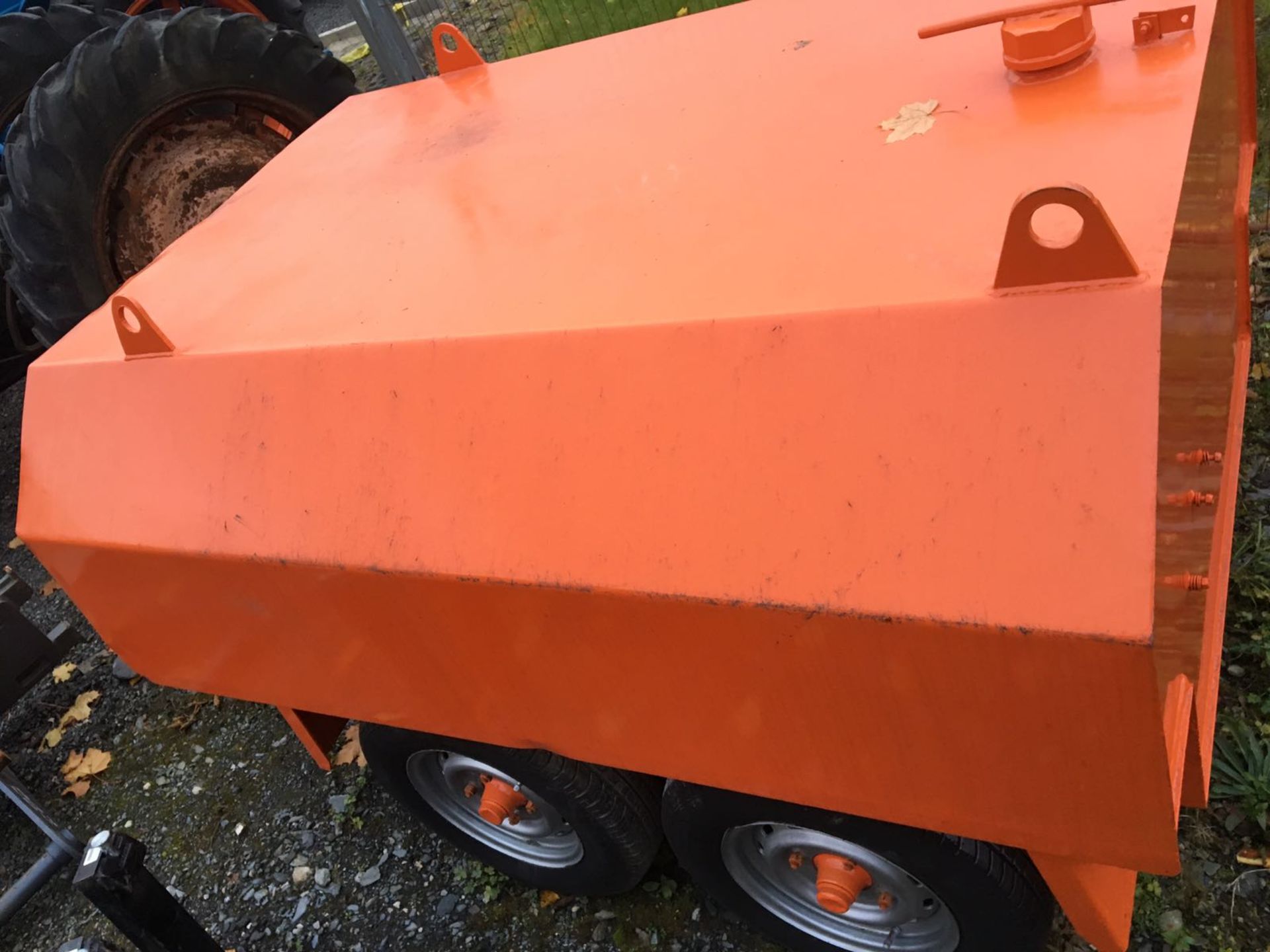 1000 LTR FUEL BOWSER, RECENTLY SANDBLASTED AND REPAINTED, COMPLETE WITH HAND PUMP. LOCATION: - Bild 6 aus 6