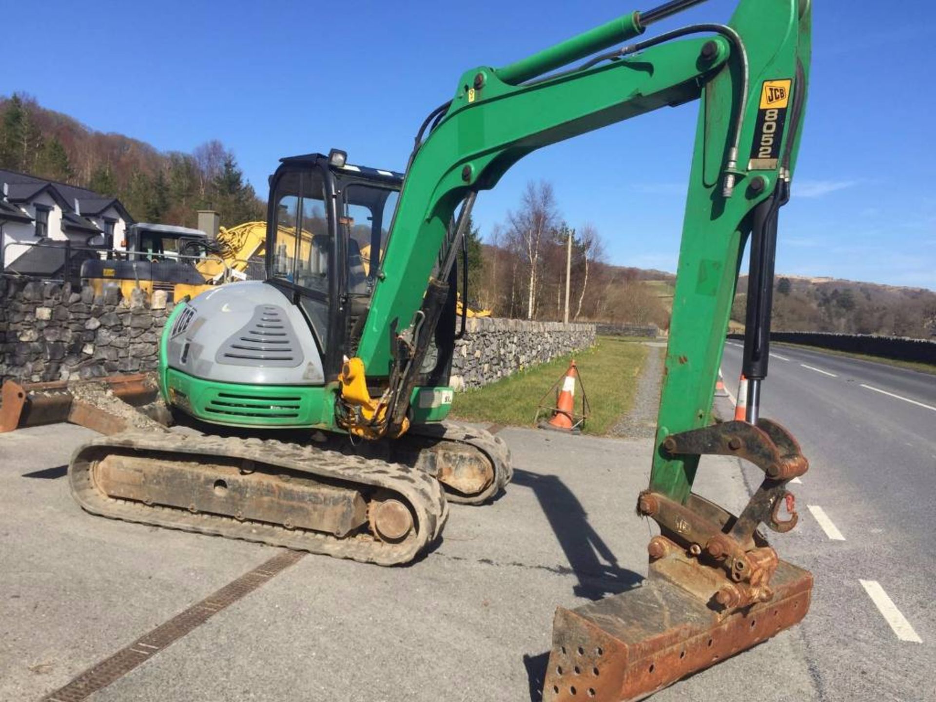 2008 JCB 8052 EXCAVATOR, 1800 HRS, PIPED FOR HAMMER, MANUAL QUICK HITCH, COMPLETE WITH ONE BUCKET.