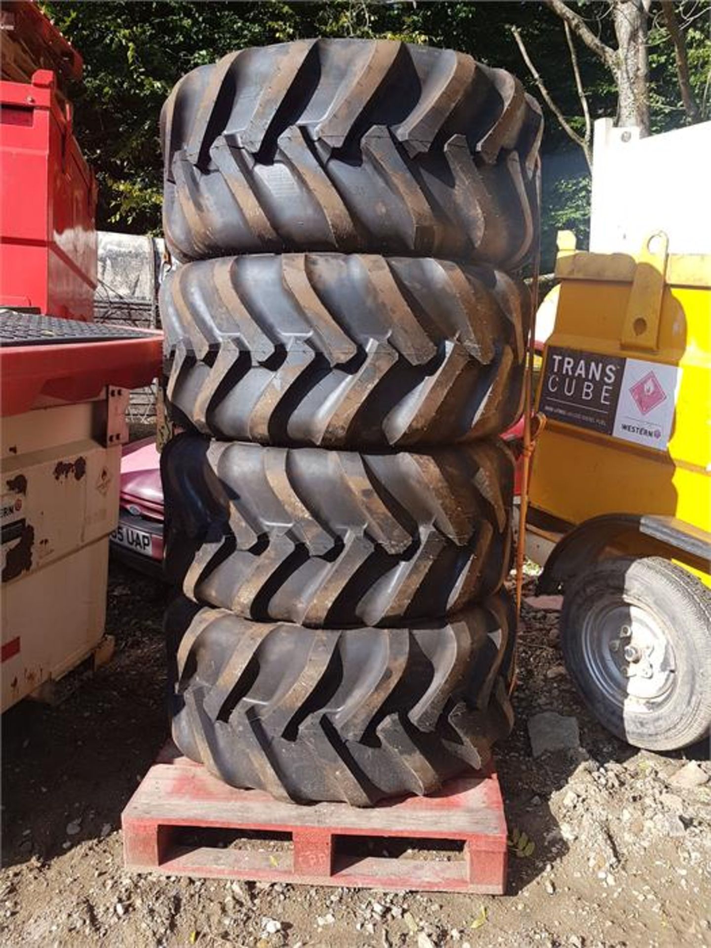 4 X BRAND NEW AND UNUSED BKT 500 - 60 - 22.5 TYRES, SUIT 9 OR 10 TON DUMPER. LOCATION: SURREY UK - Bild 3 aus 3