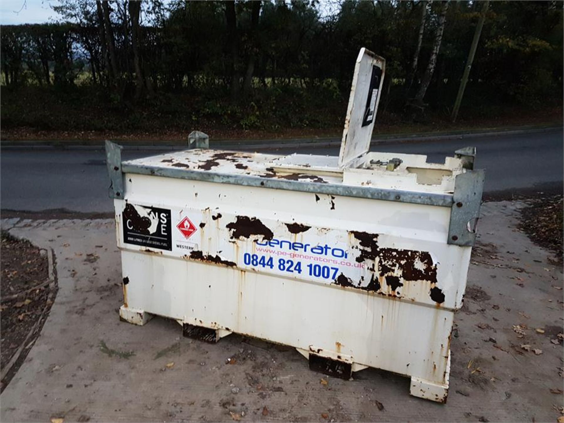 2250 LTR BUNDED DIESEL TANK. LOCATION: GATWICK, UK - Bild 2 aus 4