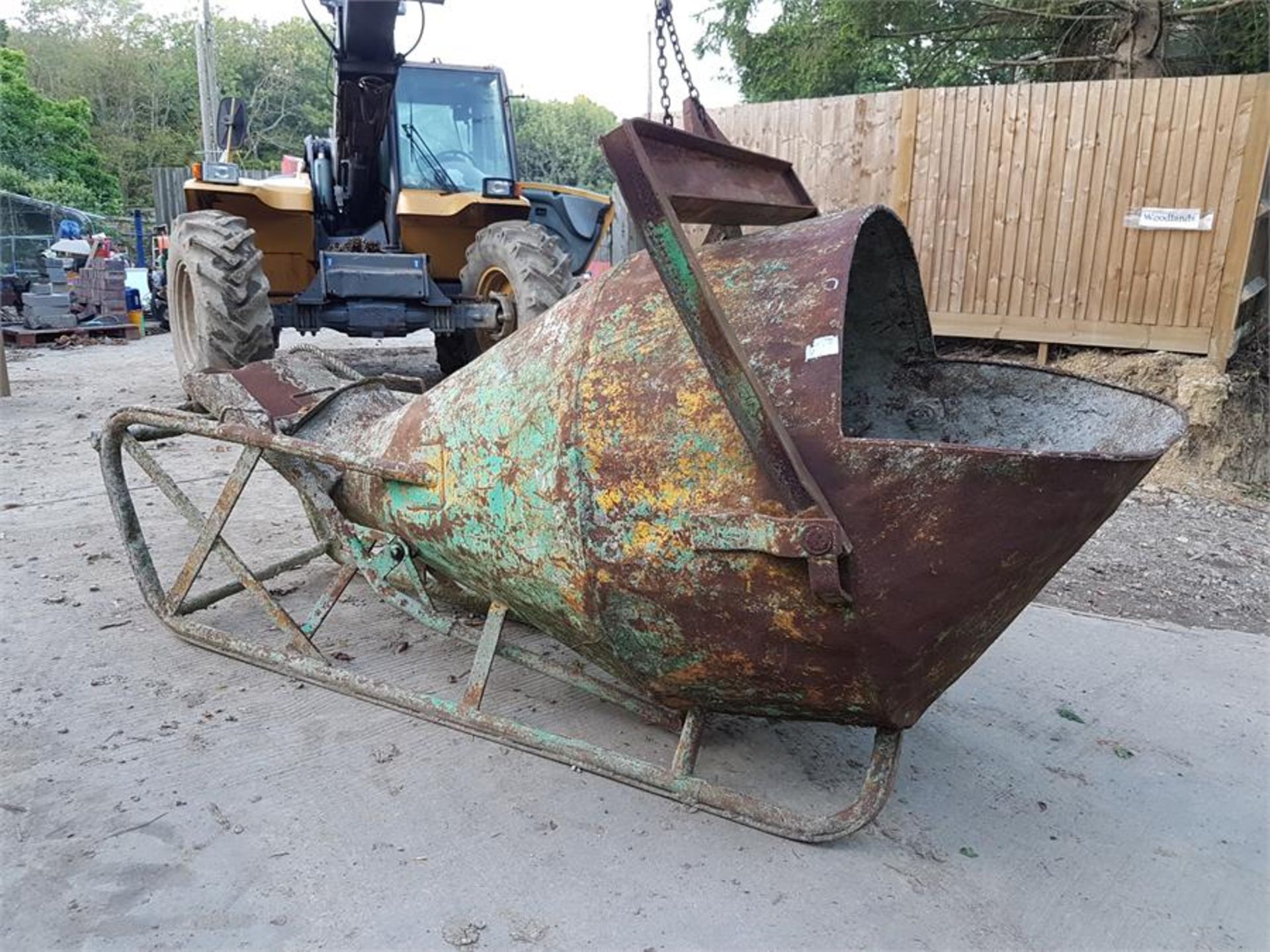 CONCRETE POURING SKIP. LOCATION: SURREY UK - Bild 2 aus 3