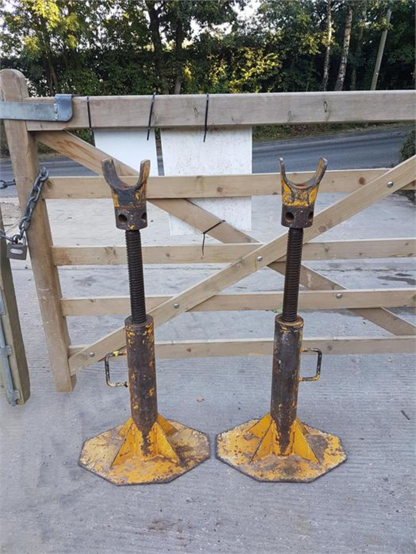 PAIR OF YELLOW ADJUSTABLE COIL DRUM JACKS/STANDS. LOCATION: GATWICK, UK - Bild 3 aus 3