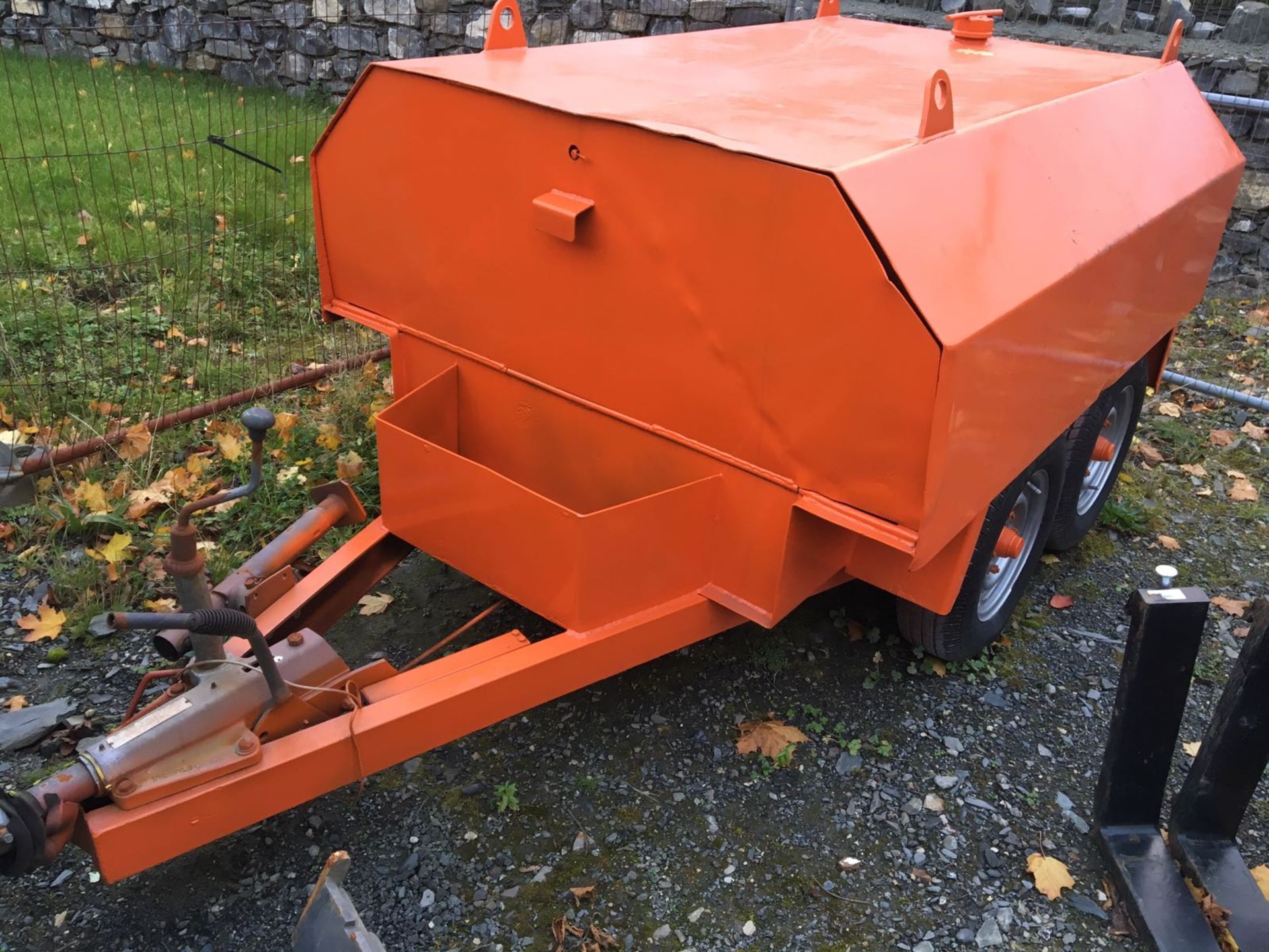 1000 LTR FUEL BOWSER, RECENTLY SANDBLASTED AND REPAINTED, COMPLETE WITH HAND PUMP. LOCATION: