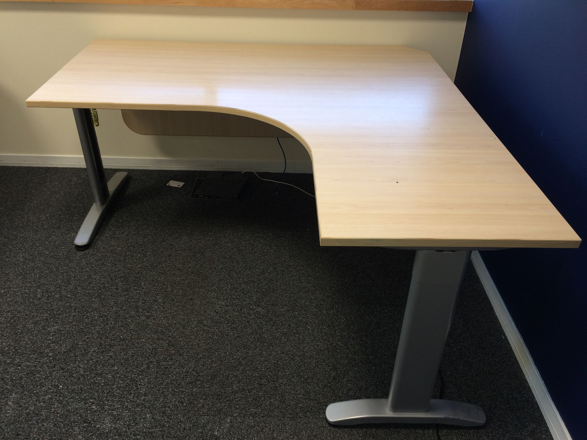 Left Corner Office Desk With Kick-board (Height: 72.5cm / Length: 160cm / Width: 160cm) - Image 2 of 3