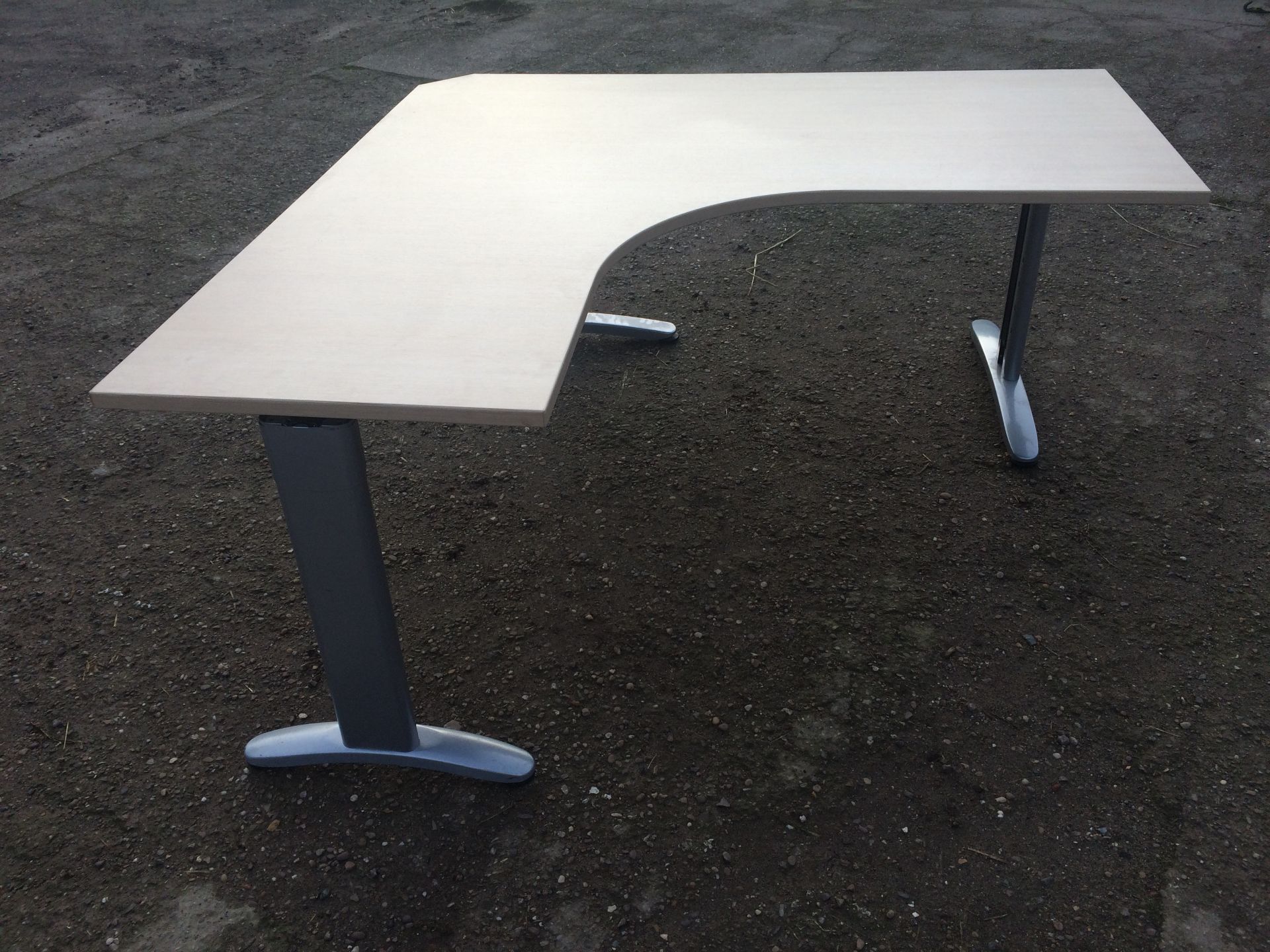 Right Corner Office Desk (Height: 72.5cm / Length: 160cm / Width: 160cm)