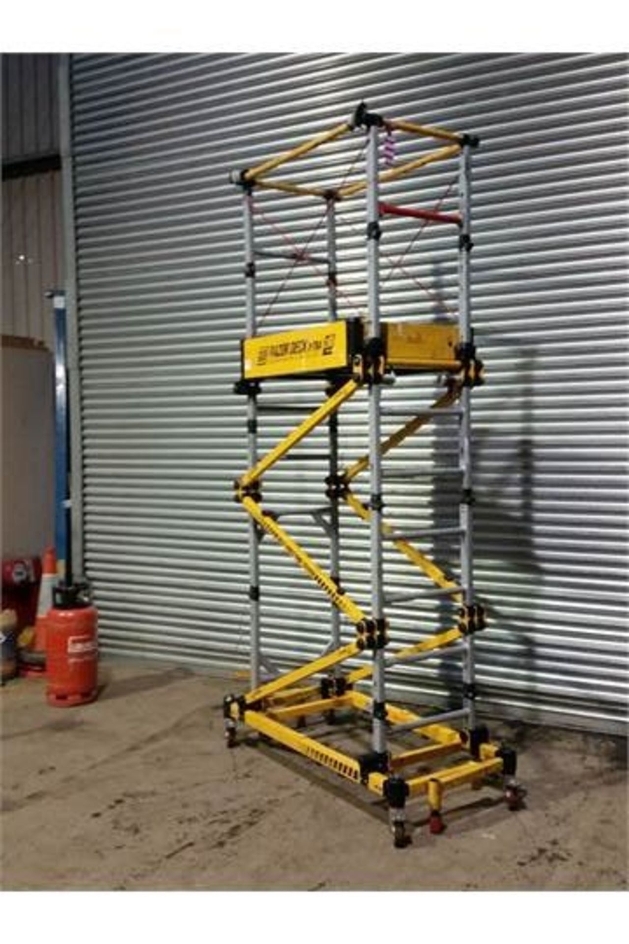 UGO RAZOR DECK 3 STAGE SELF ERECTING WORK PLATFORM - 2MTR