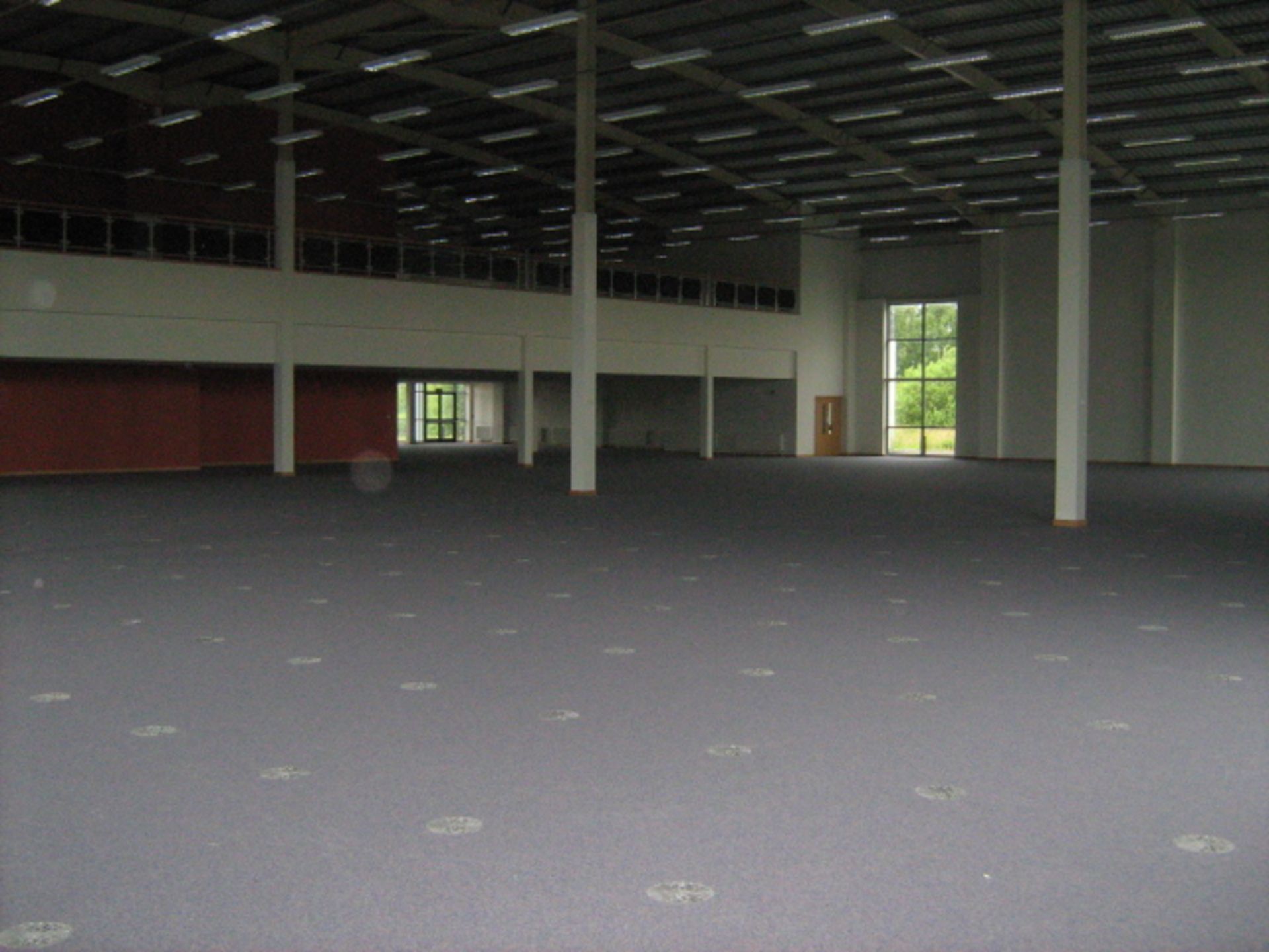 RAISED ACCESS FLOATING FLOOR - ZERO RESERVE! - The floor area is raised for a total of 3,000 sq met