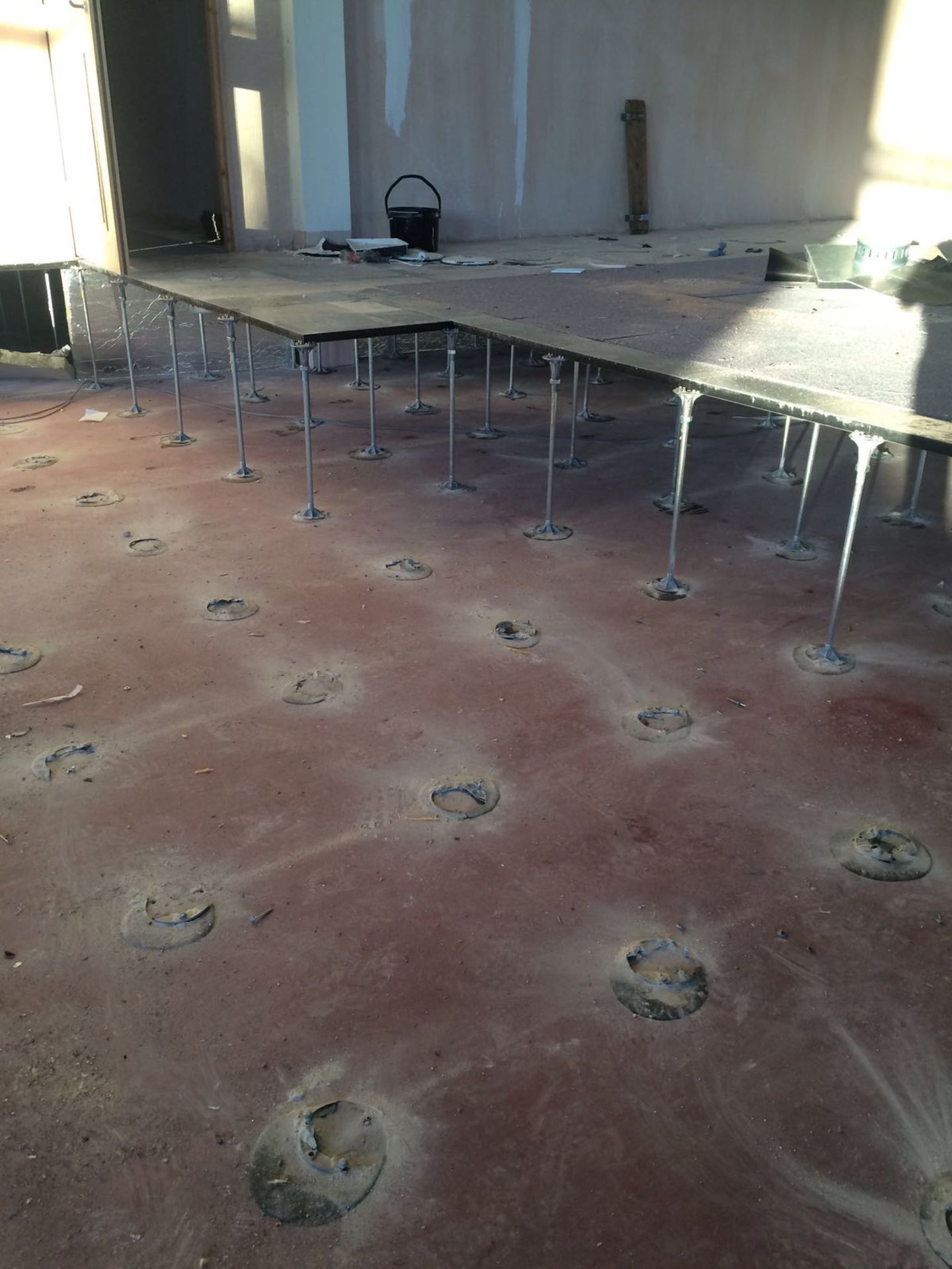 RAISED ACCESS FLOATING FLOOR - ZERO RESERVE! - The floor area is raised for a total of 3,000 sq met - Image 3 of 9