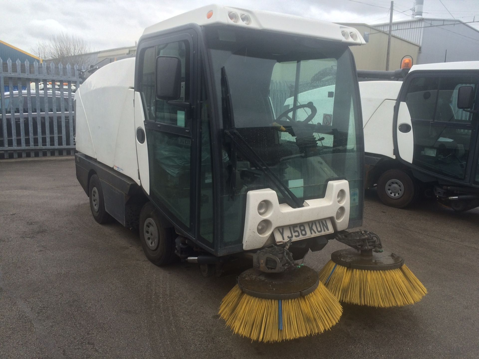 JOHNSTON COMPACT ROAD SWEEPER - Model CX 200 - Date in Service: Sept 2008 - Reg YJ58 KUN - Hours: 69 - Image 2 of 3