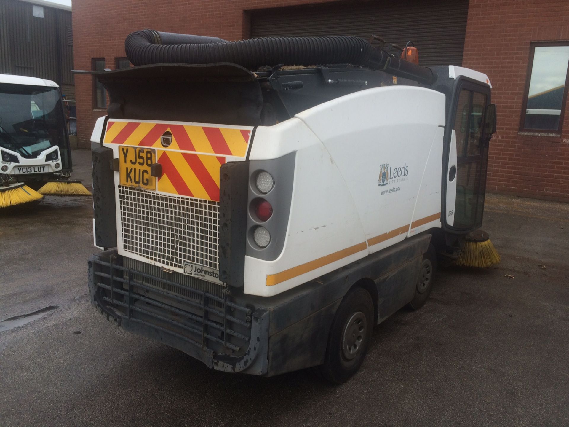 JOHNSTON COMPACT ROAD SWEEPER - Model CX 200 - Date in Service: Sept 2008 - Reg YJ58 KUG - Hours: 78 - Image 2 of 3