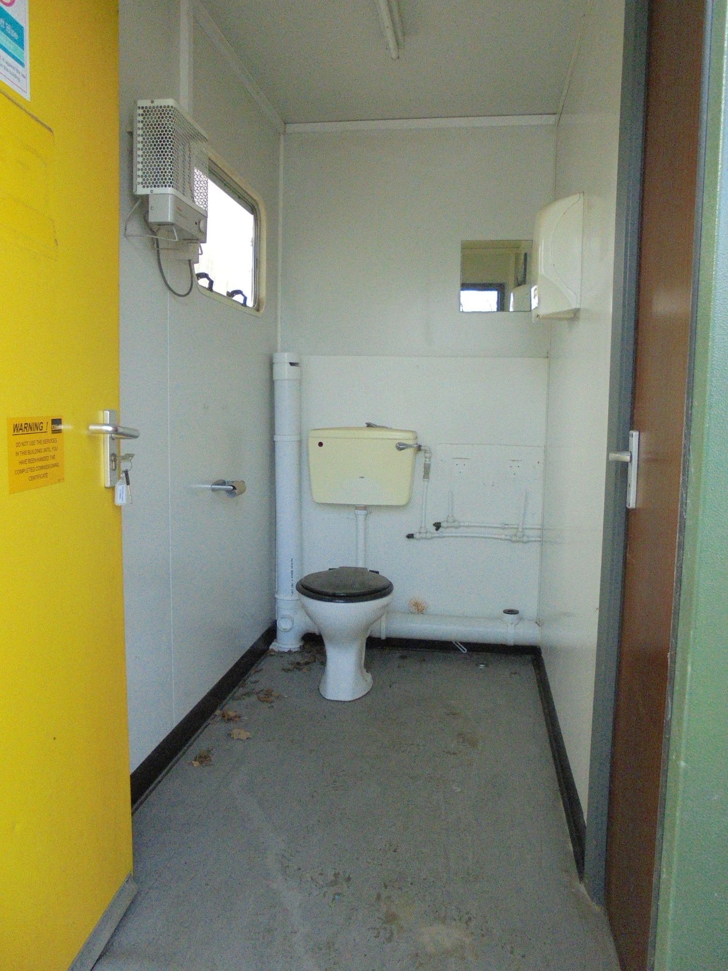 E46955 14ft x 9ft Steel Clad Jack Leg 2+1 Toilet - Image 9 of 9