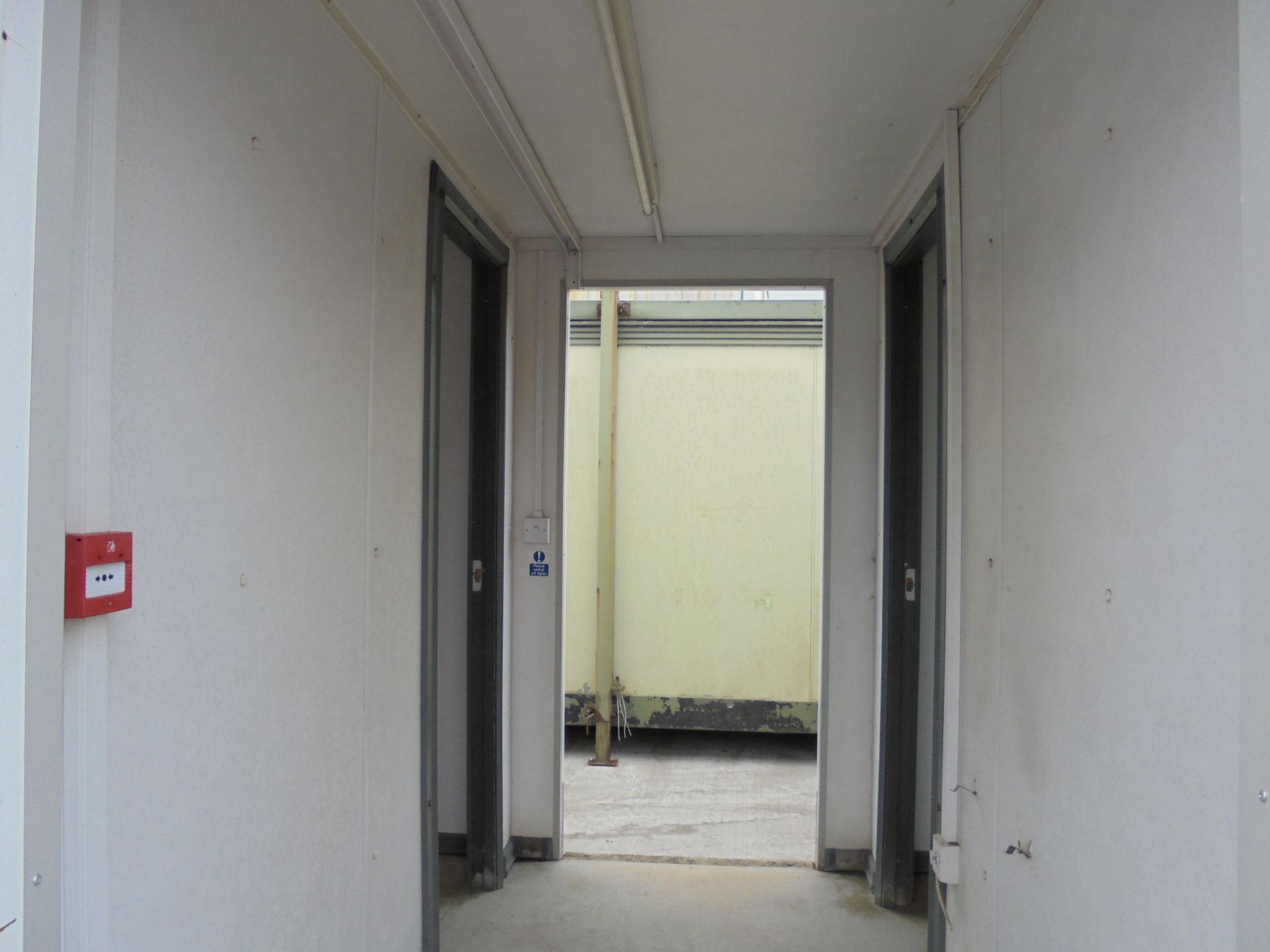 EMS126 32ft x 10ft Steel Clad Jack Leg Canteen / Changing Room - Image 4 of 9