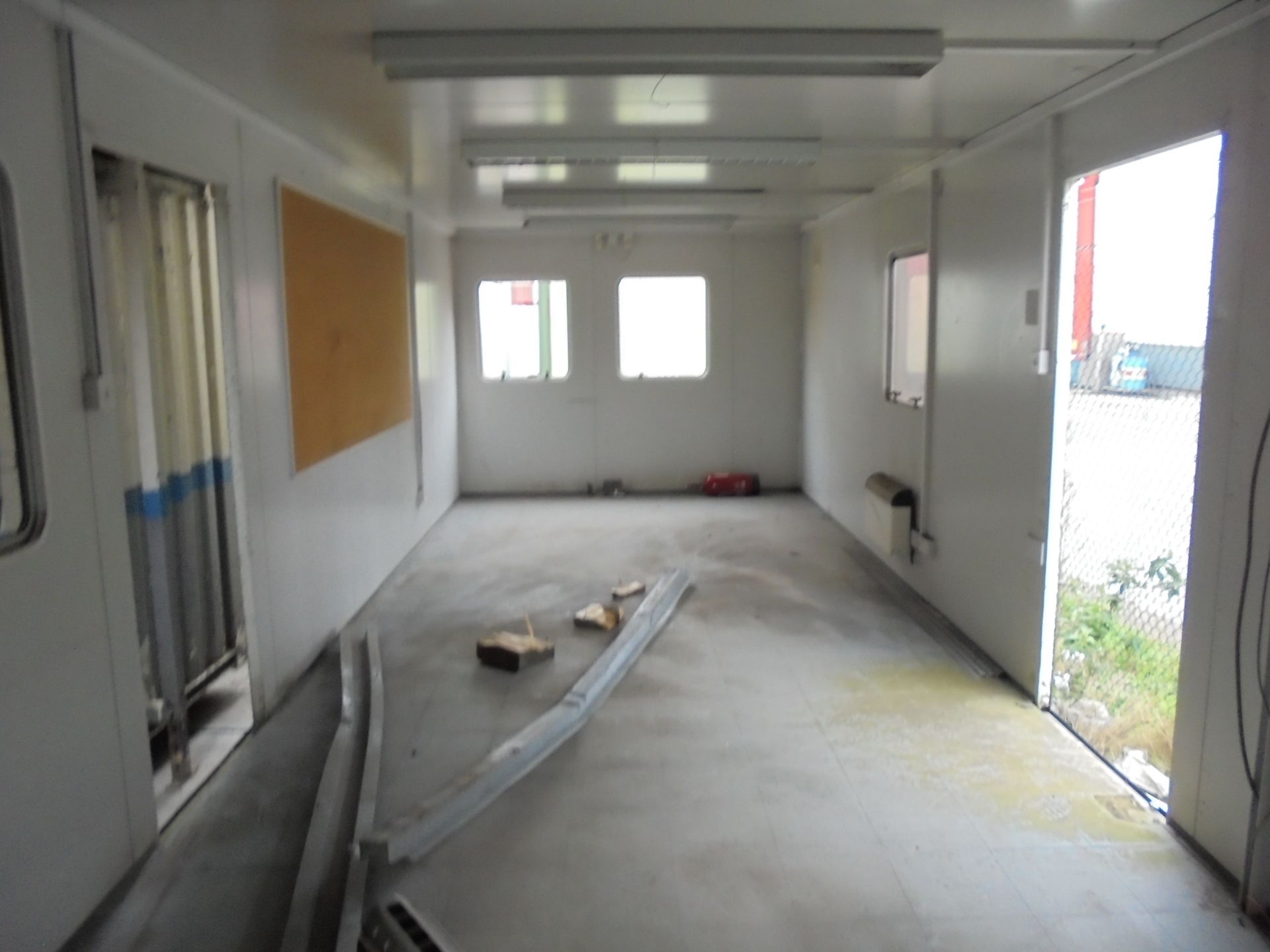 E47733 32ft x 10ft Steel Clad Jack Leg Office - Image 6 of 7