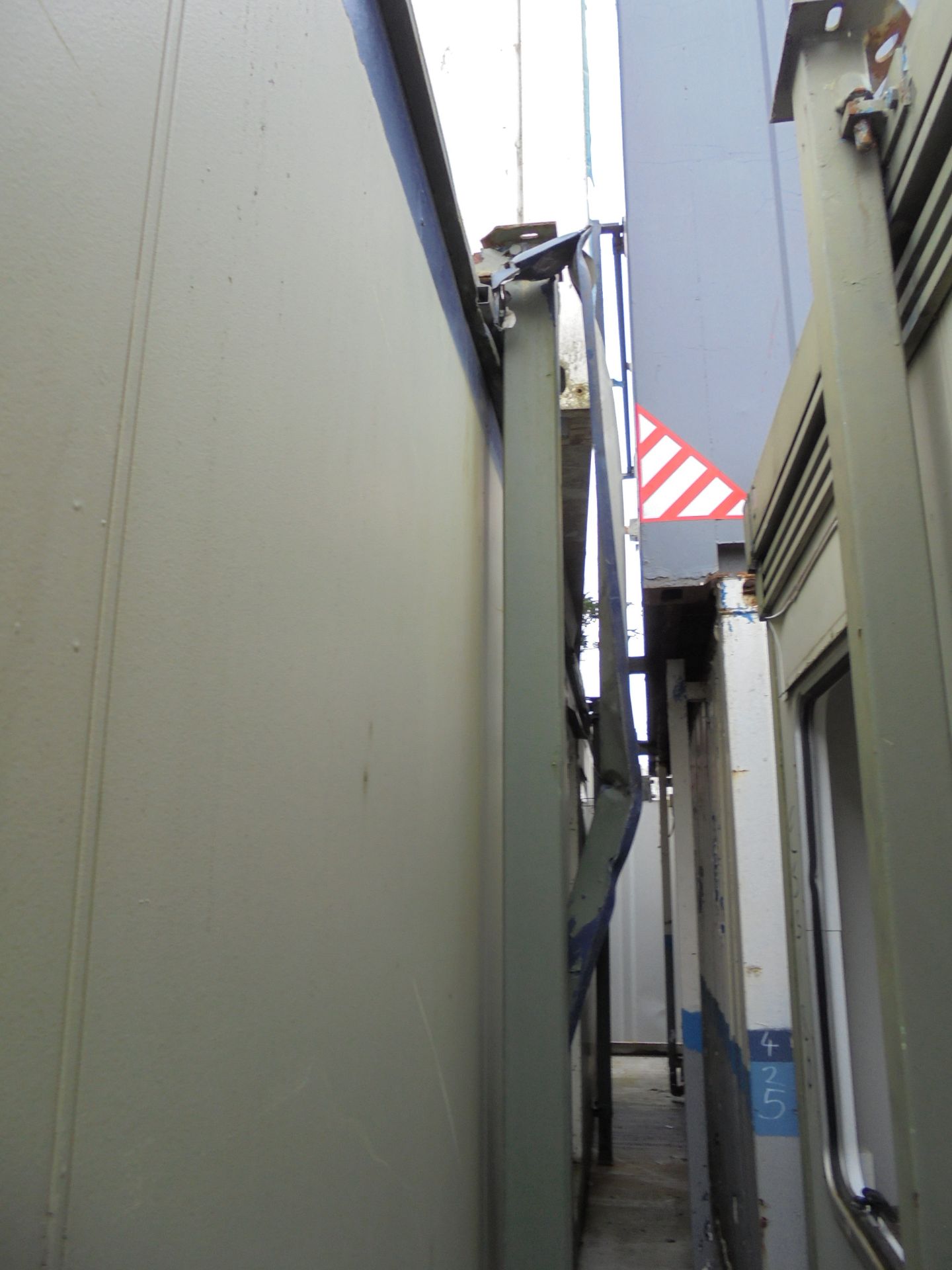 E47733 32ft x 10ft Steel Clad Jack Leg Office - Image 4 of 7