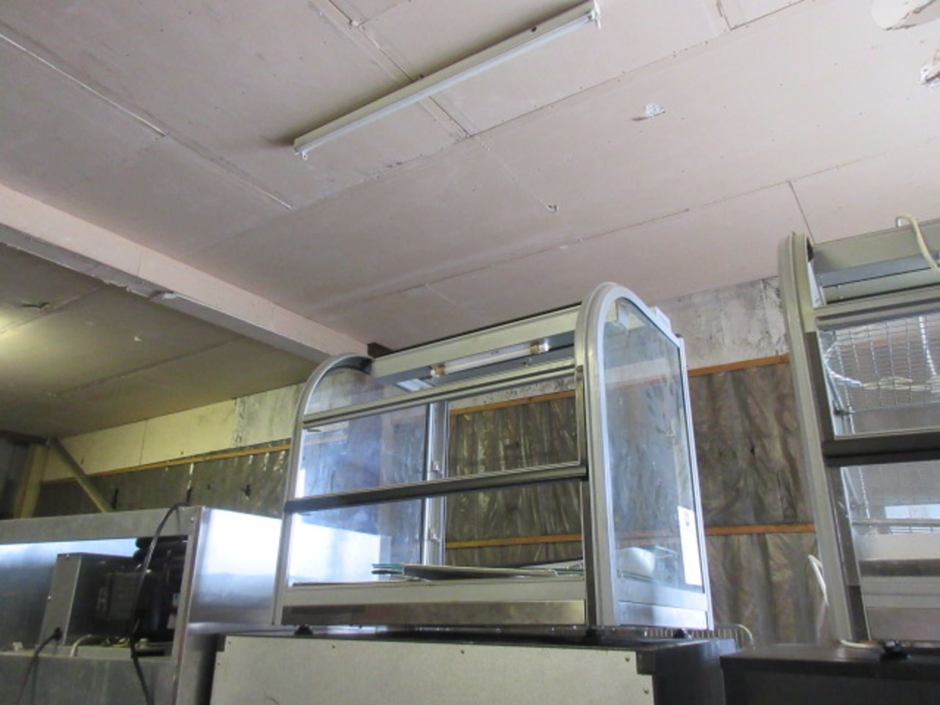 Lincat A001 Pie Warmer. Work top type, Glass cabinet, 1424-1500w, 240v, size 750 x 550 x 700mm high.